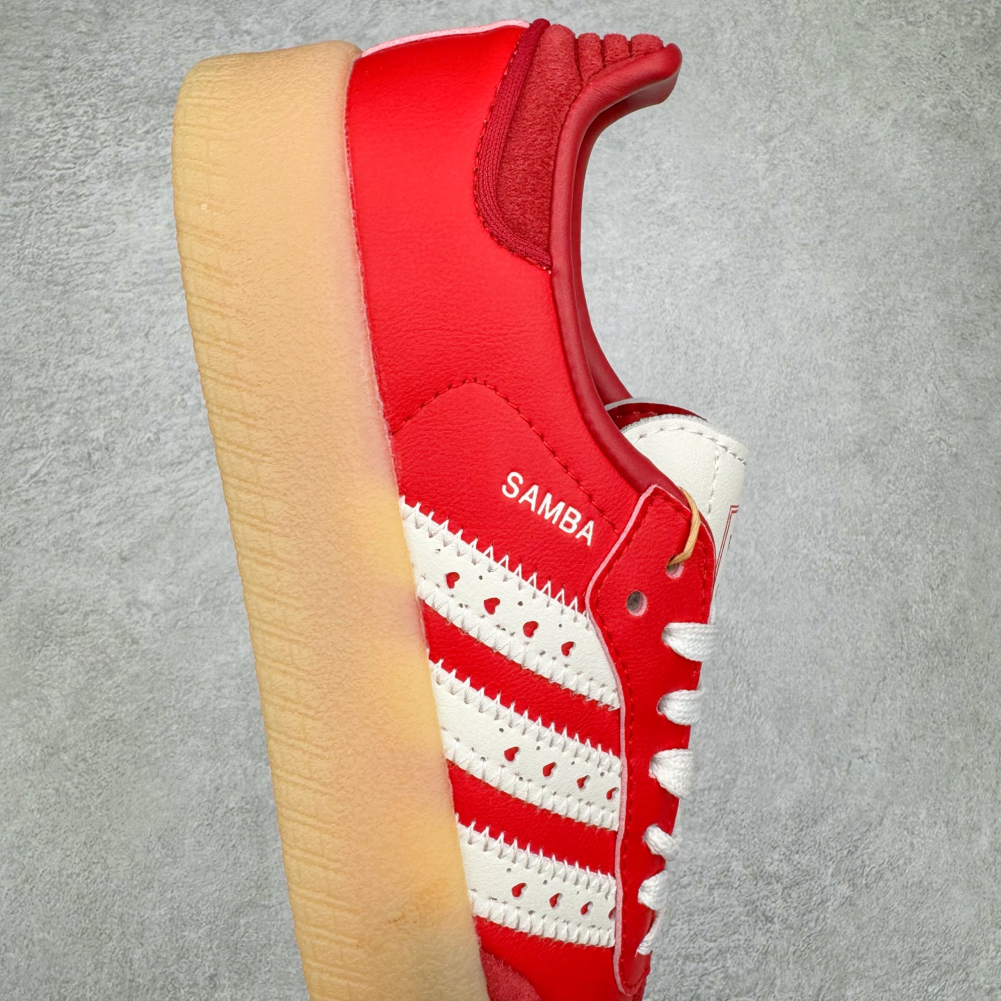 图片[6]-AD Samba XLG 桑巴舞加大厚底版系列德训风百搭松糕休闲运动板鞋生胶底 JI8858 自Originals Samba成功借势Blokecore风潮一跃成为街头巷尾的焦点鞋款后,不论是围绕Samba本身打造的各式「变种版本」,还是以Samba为蓝本打造联名鞋款,都成为了时尚潮流人士日常穿搭首选。Samba XLG是adidas Originals不断扩展XLG系列的一部分,旨在与年轻文化相契合,迎合那些希望通过个性时尚表达自我而不愿牺牲舒适度的年轻群体。街头时尚领域的Gen Z特别偏爱宽松的穿着风格。Samba XLG针对这一点做了创新。它在延续Samba OG经典设计的基础上,迎合年轻群体的穿着习惯,重塑为宽大的鞋身比例轮廓以及加厚中底,让消费者轻松展示自己独特的风格。全新的Samba XLG系列不仅迎合了当下年轻群体的穿搭习惯,加宽了鞋身比例以及将中底进一步增厚,在视觉比例上更加饱满,同时还保留了经典Samba的细节,这样一来,鞋迷朋友在穿搭上不仅能更加个性化,而且还能延续一定的复古感受。尺码：36 36⅔ 37⅓ 38 38⅔ 39⅓ 40 40⅔ 41⅓ 42 42⅔ 43⅓ 44 45-选品中心