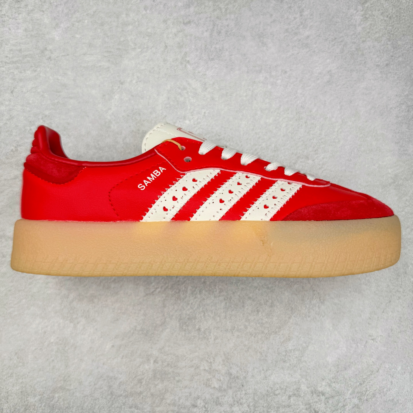 AD Samba XLG 桑巴舞加大厚底版系列德训风百搭松糕休闲运动板鞋生胶底 JI8858 自Originals Samba成功借势Blokecore风潮一跃成为街头巷尾的焦点鞋款后,不论是围绕Samba本身打造的各式「变种版本」,还是以Samba为蓝本打造联名鞋款,都成为了时尚潮流人士日常穿搭首选。Samba XLG是adidas Originals不断扩展XLG系列的一部分,旨在与年轻文化相契合,迎合那些希望通过个性时尚表达自我而不愿牺牲舒适度的年轻群体。街头时尚领域的Gen Z特别偏爱宽松的穿着风格。Samba XLG针对这一点做了创新。它在延续Samba OG经典设计的基础上,迎合年轻群体的穿着习惯,重塑为宽大的鞋身比例轮廓以及加厚中底,让消费者轻松展示自己独特的风格。全新的Samba XLG系列不仅迎合了当下年轻群体的穿搭习惯,加宽了鞋身比例以及将中底进一步增厚,在视觉比例上更加饱满,同时还保留了经典Samba的细节,这样一来,鞋迷朋友在穿搭上不仅能更加个性化,而且还能延续一定的复古感受。尺码：36 36⅔ 37⅓ 38 38⅔ 39⅓ 40 40⅔ 41⅓ 42 42⅔ 43⅓ 44 45-选品中心