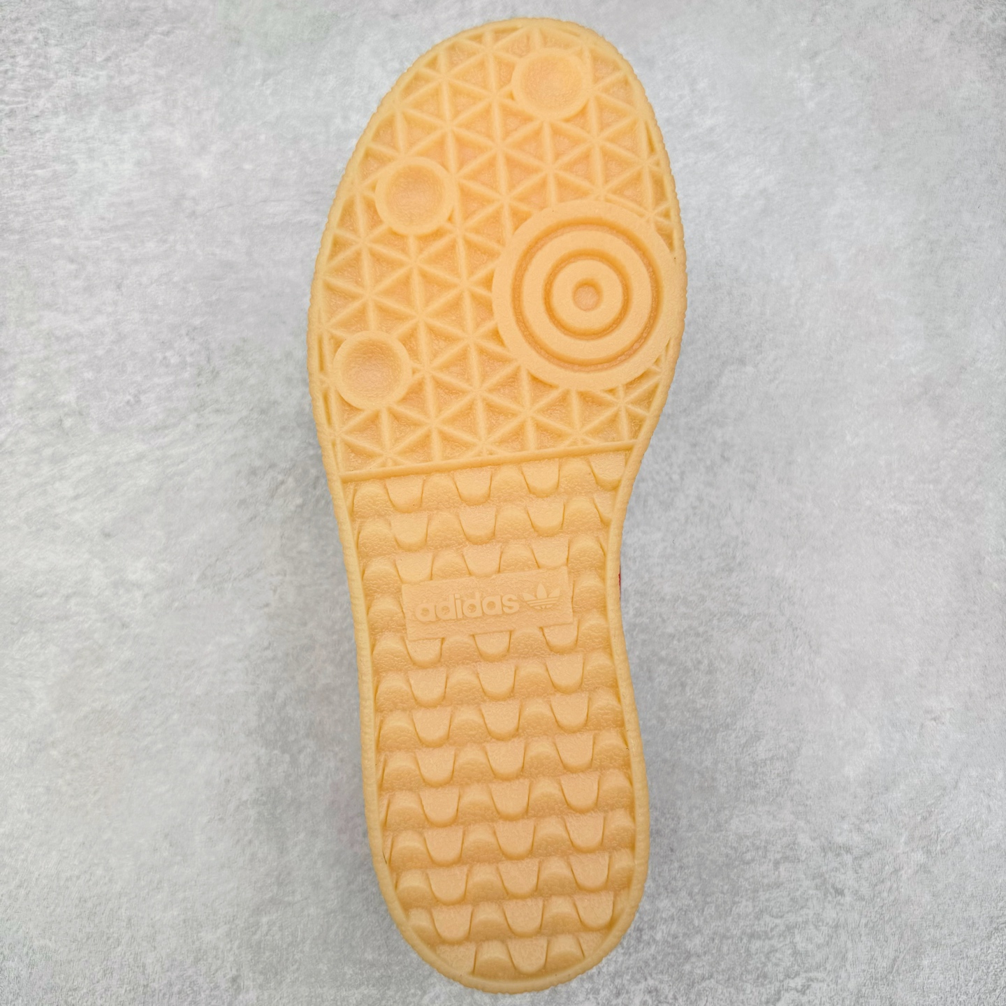 图片[9]-AD Samba XLG 桑巴舞加大厚底版系列德训风百搭松糕休闲运动板鞋生胶底 JI8858 自Originals Samba成功借势Blokecore风潮一跃成为街头巷尾的焦点鞋款后,不论是围绕Samba本身打造的各式「变种版本」,还是以Samba为蓝本打造联名鞋款,都成为了时尚潮流人士日常穿搭首选。Samba XLG是adidas Originals不断扩展XLG系列的一部分,旨在与年轻文化相契合,迎合那些希望通过个性时尚表达自我而不愿牺牲舒适度的年轻群体。街头时尚领域的Gen Z特别偏爱宽松的穿着风格。Samba XLG针对这一点做了创新。它在延续Samba OG经典设计的基础上,迎合年轻群体的穿着习惯,重塑为宽大的鞋身比例轮廓以及加厚中底,让消费者轻松展示自己独特的风格。全新的Samba XLG系列不仅迎合了当下年轻群体的穿搭习惯,加宽了鞋身比例以及将中底进一步增厚,在视觉比例上更加饱满,同时还保留了经典Samba的细节,这样一来,鞋迷朋友在穿搭上不仅能更加个性化,而且还能延续一定的复古感受。尺码：36 36⅔ 37⅓ 38 38⅔ 39⅓ 40 40⅔ 41⅓ 42 42⅔ 43⅓ 44 45-选品中心