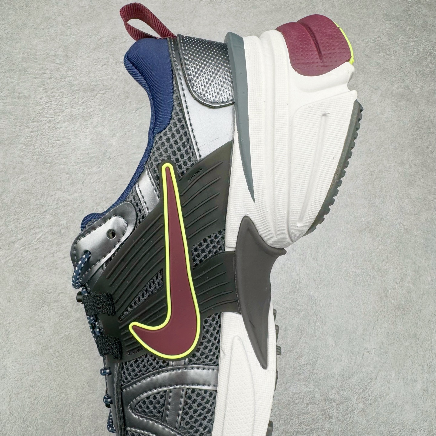 图片[7]-NK V2K Runtekk 减震防滑低帮 复古老爹鞋跑步鞋 FV6602-400 鞋款被命名为 Runtekk 设计上借鉴了 2000 年的跑鞋风格 配色上以金属银为主调 简练又有复古运动气质 材质上使用大面积网眼、皮革、TPU 组成 支撑和透气性肯定不错 中底处由 Cushlon 泡绵打造 保证在压马路时可以提供优秀脚感 并通过一手做旧氧化效果突出复古感 中底造型很容易让大家联想到巴黎世家3XL 增高效果同样不能忽视 尺码：36 36.5 37.5 38 38.5 39 40 40.5 41 42 42.5 43 44 44.5 45-选品中心