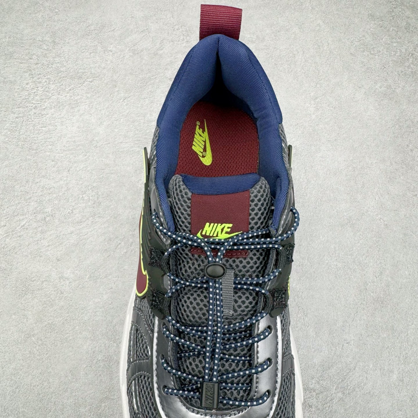 图片[5]-NK V2K Runtekk 减震防滑低帮 复古老爹鞋跑步鞋 FV6602-400 鞋款被命名为 Runtekk 设计上借鉴了 2000 年的跑鞋风格 配色上以金属银为主调 简练又有复古运动气质 材质上使用大面积网眼、皮革、TPU 组成 支撑和透气性肯定不错 中底处由 Cushlon 泡绵打造 保证在压马路时可以提供优秀脚感 并通过一手做旧氧化效果突出复古感 中底造型很容易让大家联想到巴黎世家3XL 增高效果同样不能忽视 尺码：36 36.5 37.5 38 38.5 39 40 40.5 41 42 42.5 43 44 44.5 45-选品中心