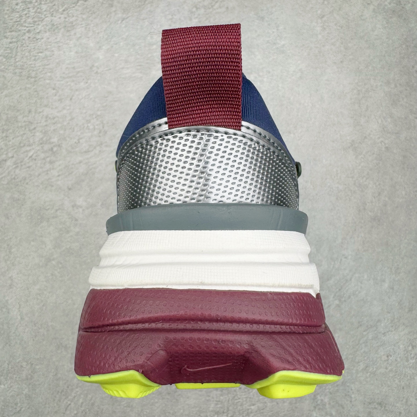 图片[8]-NK V2K Runtekk 减震防滑低帮 复古老爹鞋跑步鞋 FV6602-400 鞋款被命名为 Runtekk 设计上借鉴了 2000 年的跑鞋风格 配色上以金属银为主调 简练又有复古运动气质 材质上使用大面积网眼、皮革、TPU 组成 支撑和透气性肯定不错 中底处由 Cushlon 泡绵打造 保证在压马路时可以提供优秀脚感 并通过一手做旧氧化效果突出复古感 中底造型很容易让大家联想到巴黎世家3XL 增高效果同样不能忽视 尺码：36 36.5 37.5 38 38.5 39 40 40.5 41 42 42.5 43 44 44.5 45-选品中心