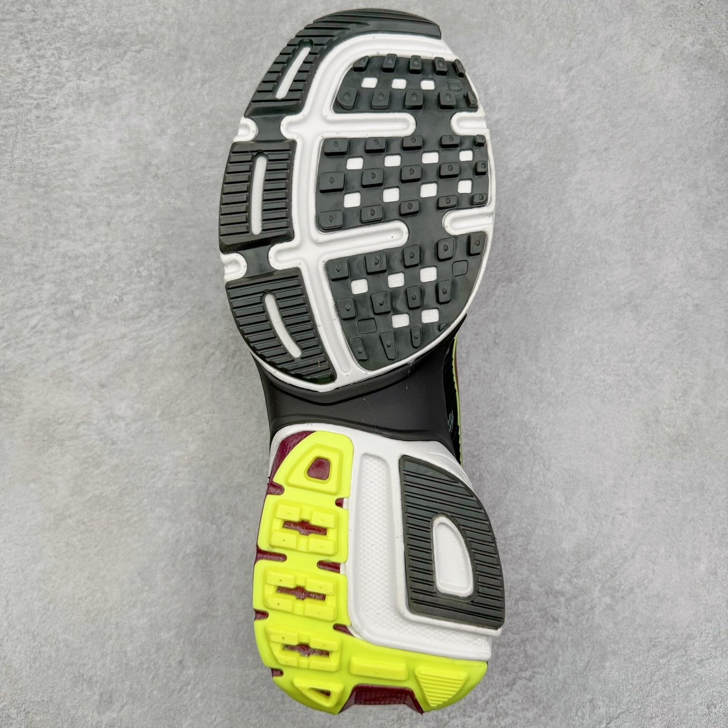 图片[9]-NK V2K Runtekk 减震防滑低帮 复古老爹鞋跑步鞋 FV6602-400 鞋款被命名为 Runtekk 设计上借鉴了 2000 年的跑鞋风格 配色上以金属银为主调 简练又有复古运动气质 材质上使用大面积网眼、皮革、TPU 组成 支撑和透气性肯定不错 中底处由 Cushlon 泡绵打造 保证在压马路时可以提供优秀脚感 并通过一手做旧氧化效果突出复古感 中底造型很容易让大家联想到巴黎世家3XL 增高效果同样不能忽视 尺码：36 36.5 37.5 38 38.5 39 40 40.5 41 42 42.5 43 44 44.5 45-选品中心