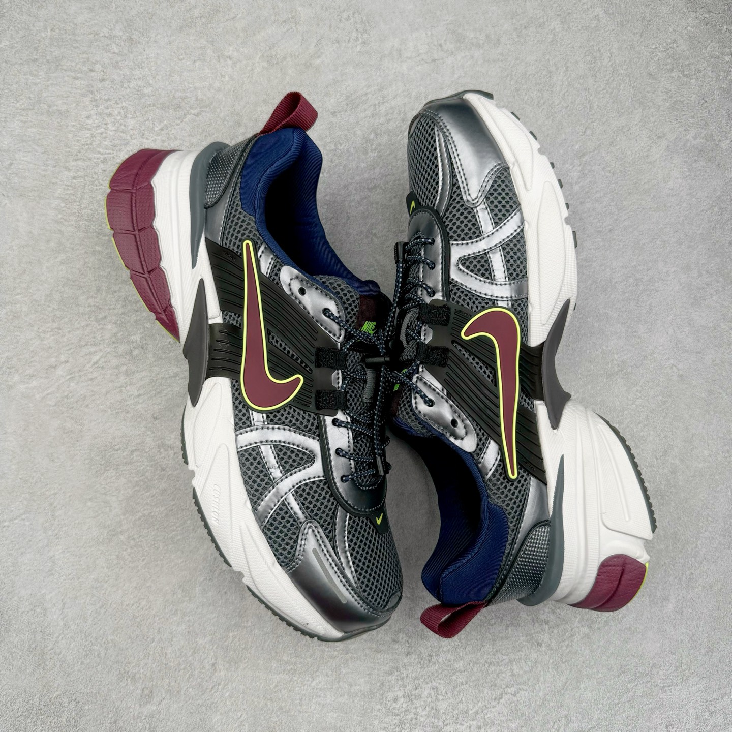 图片[3]-NK V2K Runtekk 减震防滑低帮 复古老爹鞋跑步鞋 FV6602-400 鞋款被命名为 Runtekk 设计上借鉴了 2000 年的跑鞋风格 配色上以金属银为主调 简练又有复古运动气质 材质上使用大面积网眼、皮革、TPU 组成 支撑和透气性肯定不错 中底处由 Cushlon 泡绵打造 保证在压马路时可以提供优秀脚感 并通过一手做旧氧化效果突出复古感 中底造型很容易让大家联想到巴黎世家3XL 增高效果同样不能忽视 尺码：36 36.5 37.5 38 38.5 39 40 40.5 41 42 42.5 43 44 44.5 45-选品中心