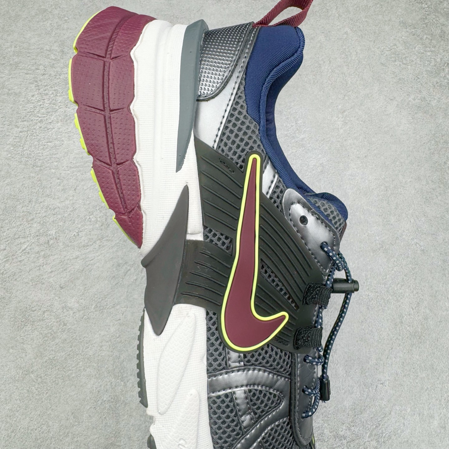 图片[6]-NK V2K Runtekk 减震防滑低帮 复古老爹鞋跑步鞋 FV6602-400 鞋款被命名为 Runtekk 设计上借鉴了 2000 年的跑鞋风格 配色上以金属银为主调 简练又有复古运动气质 材质上使用大面积网眼、皮革、TPU 组成 支撑和透气性肯定不错 中底处由 Cushlon 泡绵打造 保证在压马路时可以提供优秀脚感 并通过一手做旧氧化效果突出复古感 中底造型很容易让大家联想到巴黎世家3XL 增高效果同样不能忽视 尺码：36 36.5 37.5 38 38.5 39 40 40.5 41 42 42.5 43 44 44.5 45-选品中心