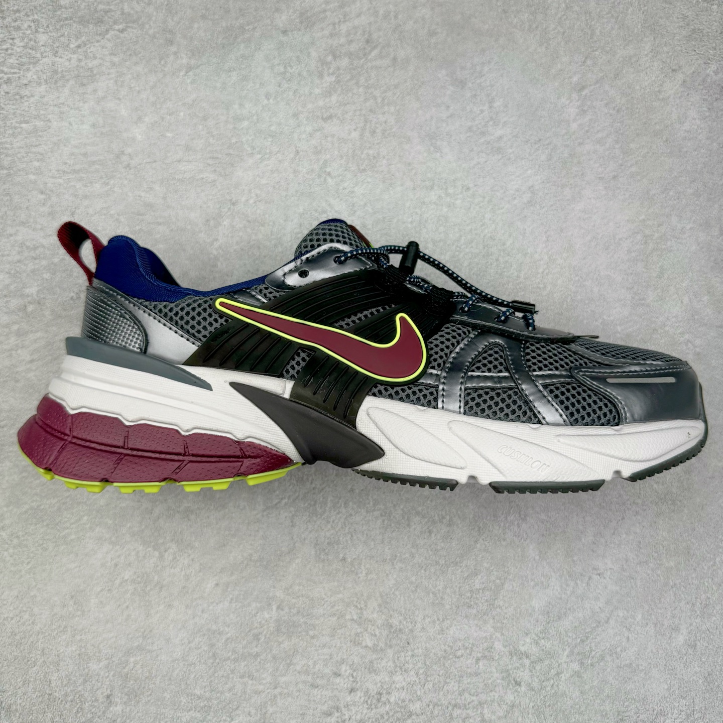 NK V2K Runtekk 减震防滑低帮 复古老爹鞋跑步鞋 FV6602-400 鞋款被命名为 Runtekk 设计上借鉴了 2000 年的跑鞋风格 配色上以金属银为主调 简练又有复古运动气质 材质上使用大面积网眼、皮革、TPU 组成 支撑和透气性肯定不错 中底处由 Cushlon 泡绵打造 保证在压马路时可以提供优秀脚感 并通过一手做旧氧化效果突出复古感 中底造型很容易让大家联想到巴黎世家3XL 增高效果同样不能忽视 尺码：36 36.5 37.5 38 38.5 39 40 40.5 41 42 42.5 43 44 44.5 45-选品中心