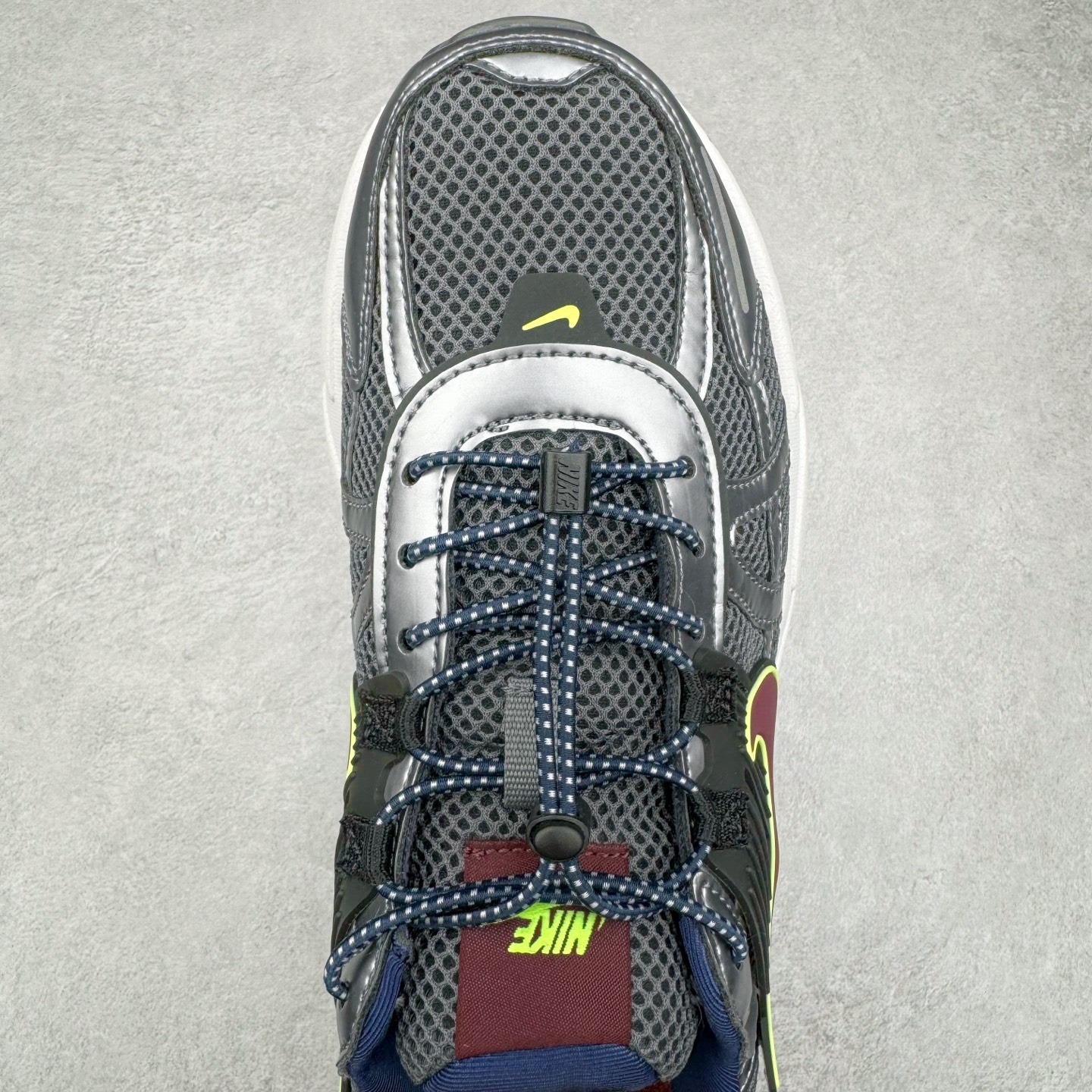 图片[4]-NK V2K Runtekk 减震防滑低帮 复古老爹鞋跑步鞋 FV6602-400 鞋款被命名为 Runtekk 设计上借鉴了 2000 年的跑鞋风格 配色上以金属银为主调 简练又有复古运动气质 材质上使用大面积网眼、皮革、TPU 组成 支撑和透气性肯定不错 中底处由 Cushlon 泡绵打造 保证在压马路时可以提供优秀脚感 并通过一手做旧氧化效果突出复古感 中底造型很容易让大家联想到巴黎世家3XL 增高效果同样不能忽视 尺码：36 36.5 37.5 38 38.5 39 40 40.5 41 42 42.5 43 44 44.5 45-选品中心