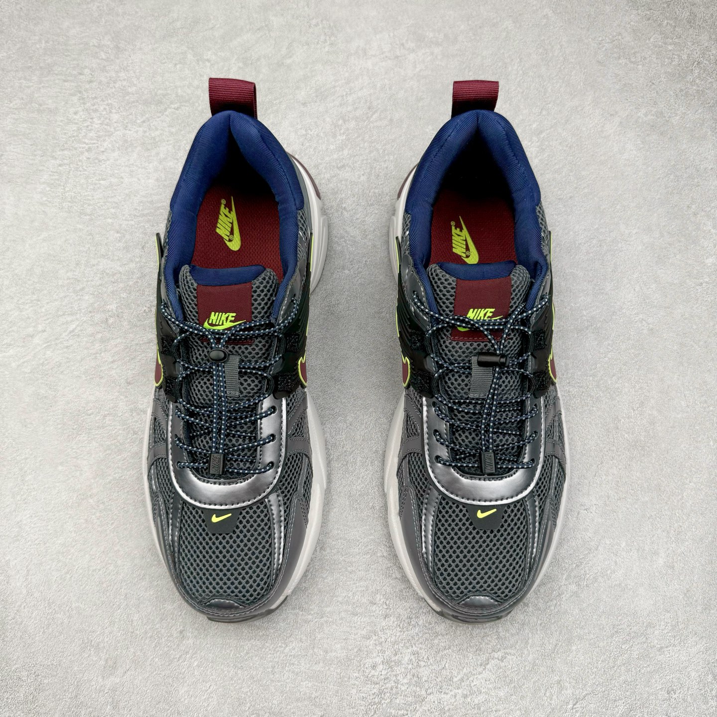 图片[2]-NK V2K Runtekk 减震防滑低帮 复古老爹鞋跑步鞋 FV6602-400 鞋款被命名为 Runtekk 设计上借鉴了 2000 年的跑鞋风格 配色上以金属银为主调 简练又有复古运动气质 材质上使用大面积网眼、皮革、TPU 组成 支撑和透气性肯定不错 中底处由 Cushlon 泡绵打造 保证在压马路时可以提供优秀脚感 并通过一手做旧氧化效果突出复古感 中底造型很容易让大家联想到巴黎世家3XL 增高效果同样不能忽视 尺码：36 36.5 37.5 38 38.5 39 40 40.5 41 42 42.5 43 44 44.5 45-选品中心