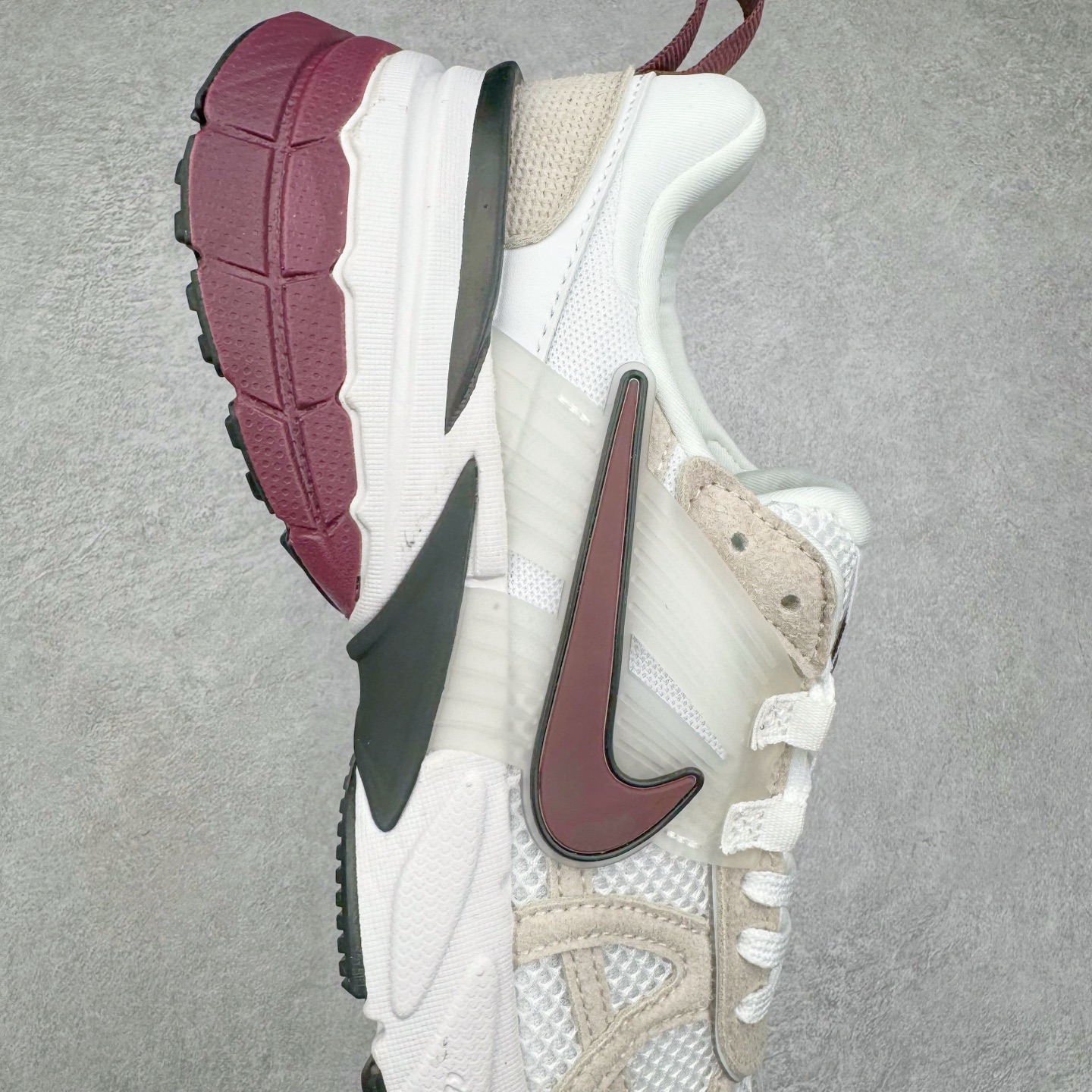 图片[6]-NK V2K Runtekk 减震防滑低帮 复古老爹鞋跑步鞋 HQ3500-100 鞋款被命名为 Runtekk 设计上借鉴了 2000 年的跑鞋风格 配色上以金属银为主调 简练又有复古运动气质 材质上使用大面积网眼、皮革、TPU 组成 支撑和透气性肯定不错 中底处由 Cushlon 泡绵打造 保证在压马路时可以提供优秀脚感 并通过一手做旧氧化效果突出复古感 中底造型很容易让大家联想到巴黎世家3XL 增高效果同样不能忽视 尺码：36 36.5 37.5 38 38.5 39 40 40.5 41 42 42.5 43 44 44.5 45-选品中心