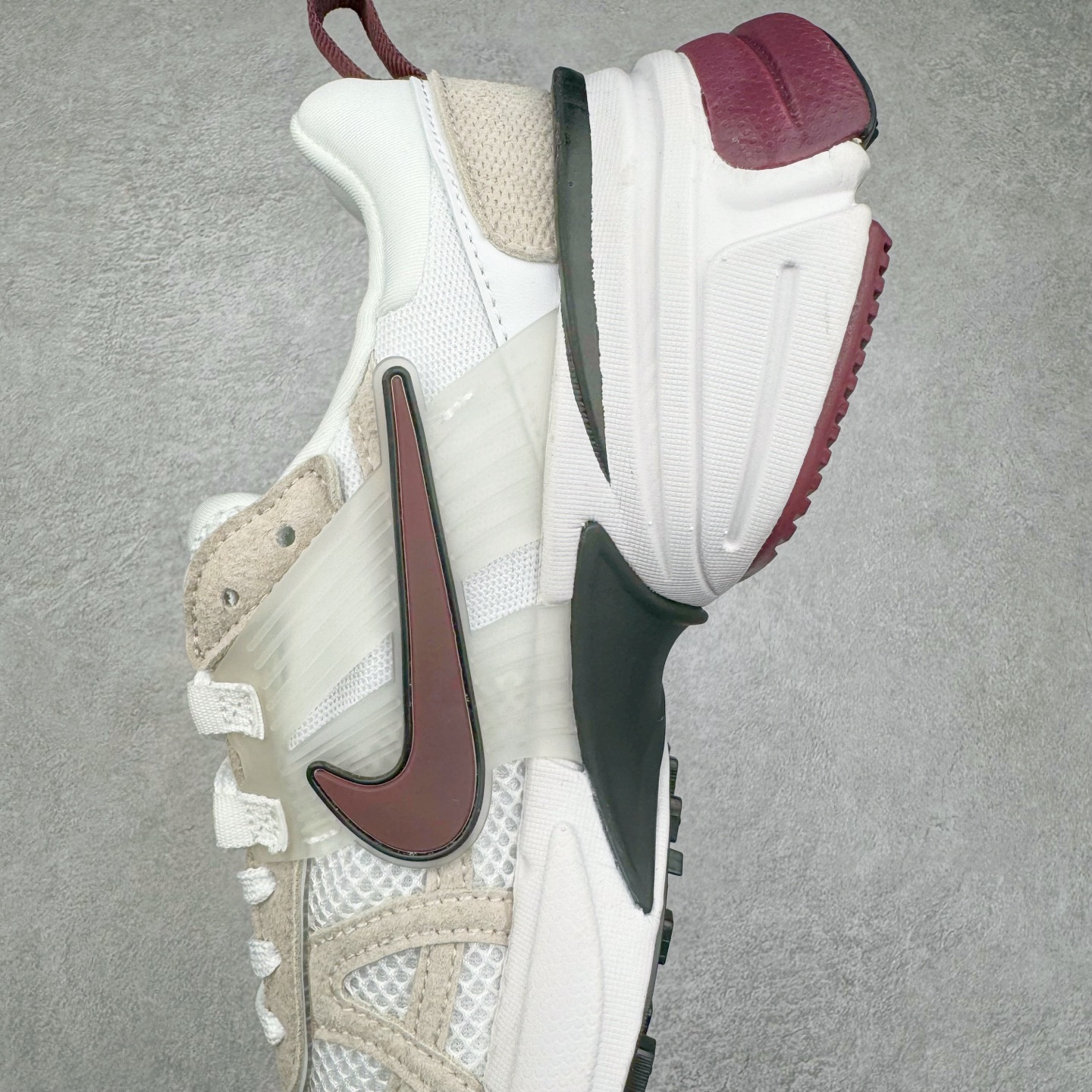 图片[7]-NK V2K Runtekk 减震防滑低帮 复古老爹鞋跑步鞋 HQ3500-100 鞋款被命名为 Runtekk 设计上借鉴了 2000 年的跑鞋风格 配色上以金属银为主调 简练又有复古运动气质 材质上使用大面积网眼、皮革、TPU 组成 支撑和透气性肯定不错 中底处由 Cushlon 泡绵打造 保证在压马路时可以提供优秀脚感 并通过一手做旧氧化效果突出复古感 中底造型很容易让大家联想到巴黎世家3XL 增高效果同样不能忽视 尺码：36 36.5 37.5 38 38.5 39 40 40.5 41 42 42.5 43 44 44.5 45-选品中心