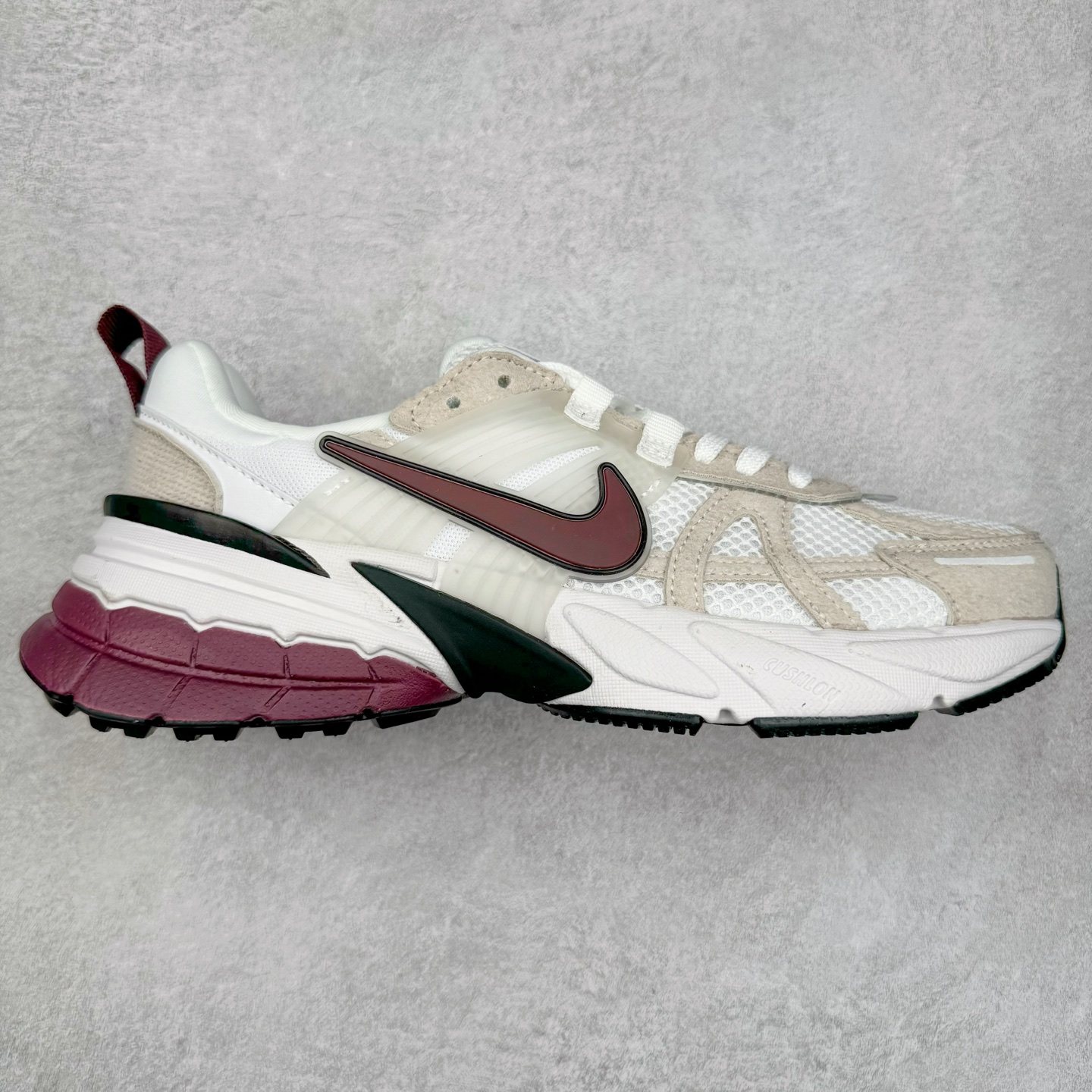 NK V2K Runtekk 减震防滑低帮 复古老爹鞋跑步鞋 HQ3500-100 鞋款被命名为 Runtekk 设计上借鉴了 2000 年的跑鞋风格 配色上以金属银为主调 简练又有复古运动气质 材质上使用大面积网眼、皮革、TPU 组成 支撑和透气性肯定不错 中底处由 Cushlon 泡绵打造 保证在压马路时可以提供优秀脚感 并通过一手做旧氧化效果突出复古感 中底造型很容易让大家联想到巴黎世家3XL 增高效果同样不能忽视 尺码：36 36.5 37.5 38 38.5 39 40 40.5 41 42 42.5 43 44 44.5 45-选品中心