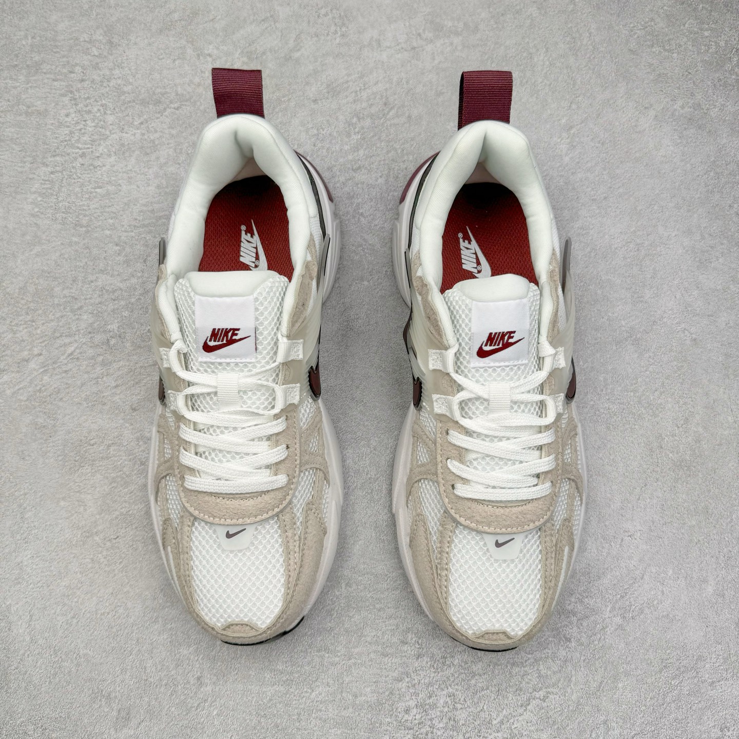 图片[2]-NK V2K Runtekk 减震防滑低帮 复古老爹鞋跑步鞋 HQ3500-100 鞋款被命名为 Runtekk 设计上借鉴了 2000 年的跑鞋风格 配色上以金属银为主调 简练又有复古运动气质 材质上使用大面积网眼、皮革、TPU 组成 支撑和透气性肯定不错 中底处由 Cushlon 泡绵打造 保证在压马路时可以提供优秀脚感 并通过一手做旧氧化效果突出复古感 中底造型很容易让大家联想到巴黎世家3XL 增高效果同样不能忽视 尺码：36 36.5 37.5 38 38.5 39 40 40.5 41 42 42.5 43 44 44.5 45-选品中心