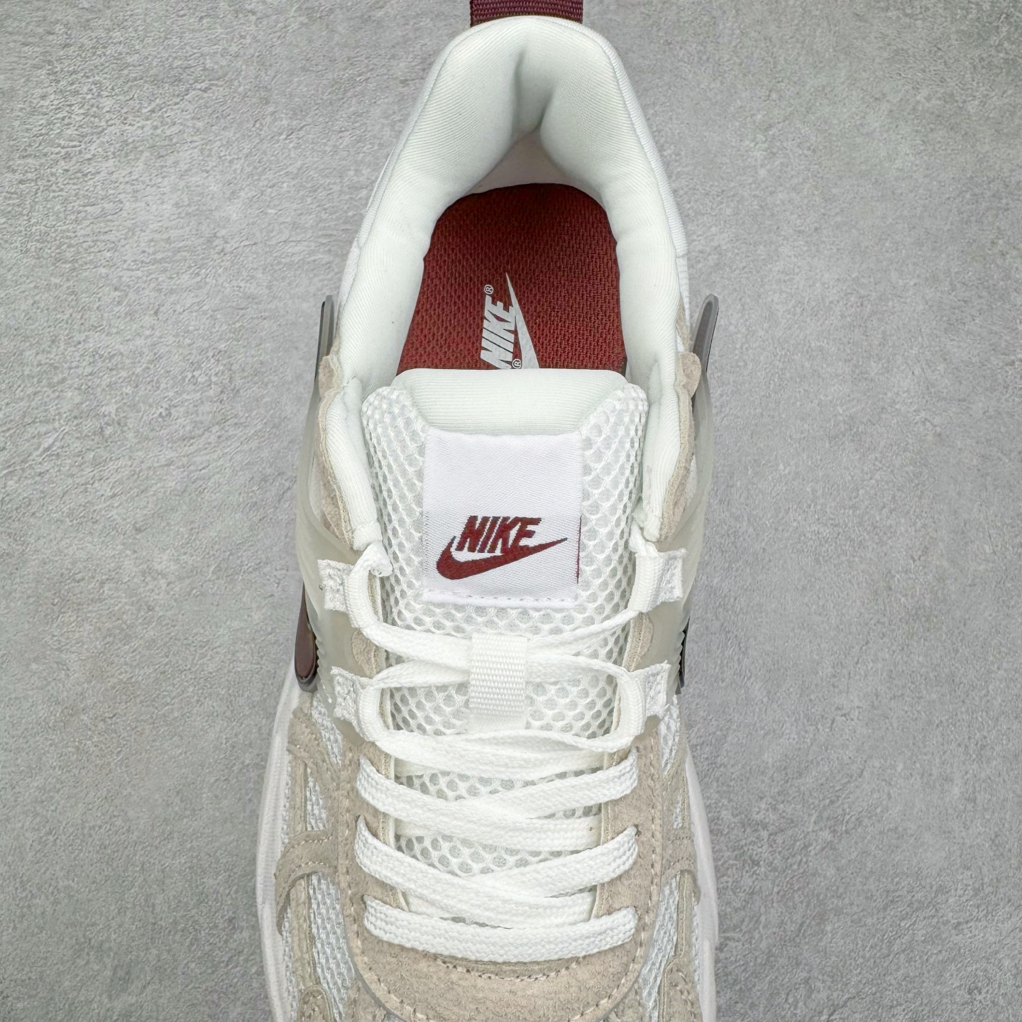 图片[5]-NK V2K Runtekk 减震防滑低帮 复古老爹鞋跑步鞋 HQ3500-100 鞋款被命名为 Runtekk 设计上借鉴了 2000 年的跑鞋风格 配色上以金属银为主调 简练又有复古运动气质 材质上使用大面积网眼、皮革、TPU 组成 支撑和透气性肯定不错 中底处由 Cushlon 泡绵打造 保证在压马路时可以提供优秀脚感 并通过一手做旧氧化效果突出复古感 中底造型很容易让大家联想到巴黎世家3XL 增高效果同样不能忽视 尺码：36 36.5 37.5 38 38.5 39 40 40.5 41 42 42.5 43 44 44.5 45-选品中心