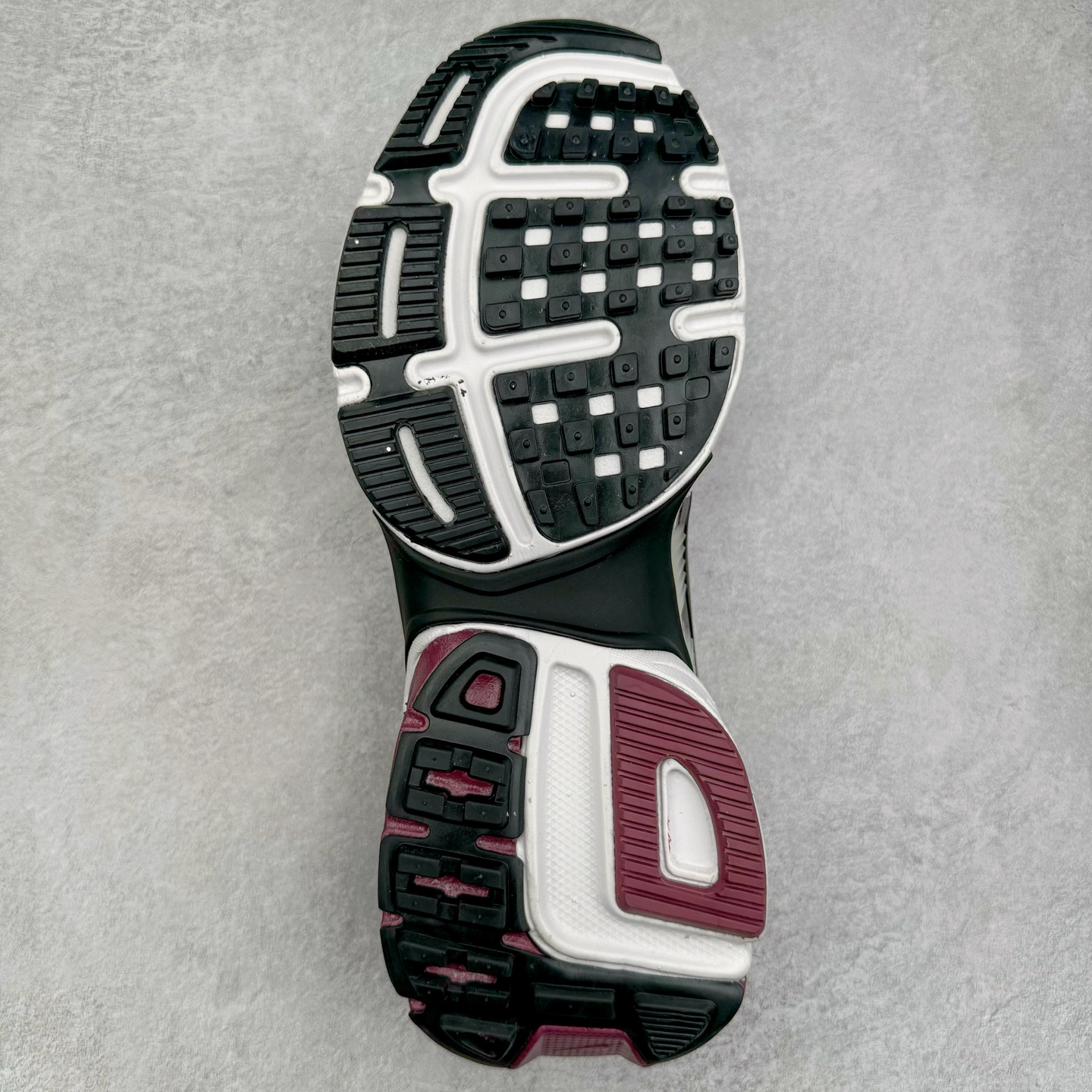 图片[9]-NK V2K Runtekk 减震防滑低帮 复古老爹鞋跑步鞋 HQ3500-100 鞋款被命名为 Runtekk 设计上借鉴了 2000 年的跑鞋风格 配色上以金属银为主调 简练又有复古运动气质 材质上使用大面积网眼、皮革、TPU 组成 支撑和透气性肯定不错 中底处由 Cushlon 泡绵打造 保证在压马路时可以提供优秀脚感 并通过一手做旧氧化效果突出复古感 中底造型很容易让大家联想到巴黎世家3XL 增高效果同样不能忽视 尺码：36 36.5 37.5 38 38.5 39 40 40.5 41 42 42.5 43 44 44.5 45-选品中心