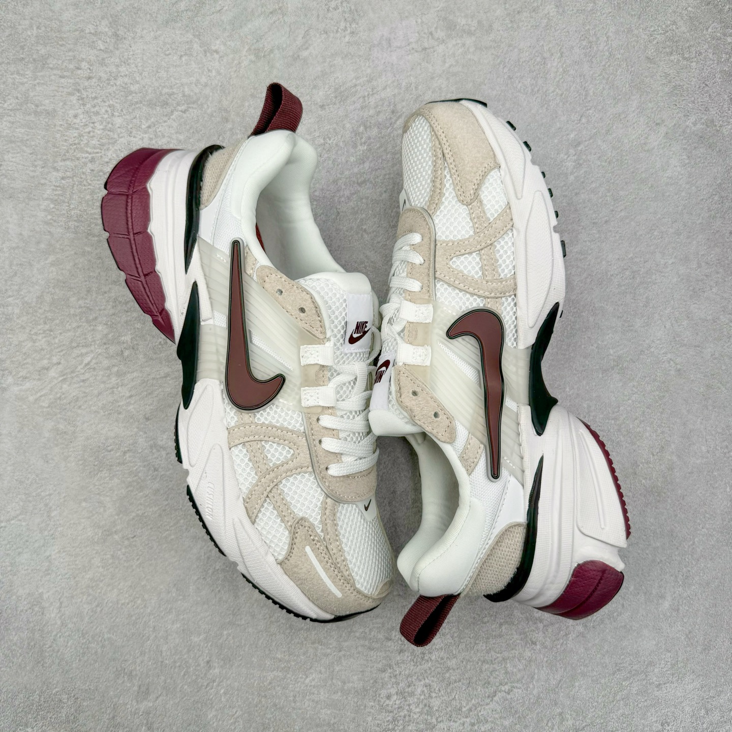 图片[3]-NK V2K Runtekk 减震防滑低帮 复古老爹鞋跑步鞋 HQ3500-100 鞋款被命名为 Runtekk 设计上借鉴了 2000 年的跑鞋风格 配色上以金属银为主调 简练又有复古运动气质 材质上使用大面积网眼、皮革、TPU 组成 支撑和透气性肯定不错 中底处由 Cushlon 泡绵打造 保证在压马路时可以提供优秀脚感 并通过一手做旧氧化效果突出复古感 中底造型很容易让大家联想到巴黎世家3XL 增高效果同样不能忽视 尺码：36 36.5 37.5 38 38.5 39 40 40.5 41 42 42.5 43 44 44.5 45-选品中心