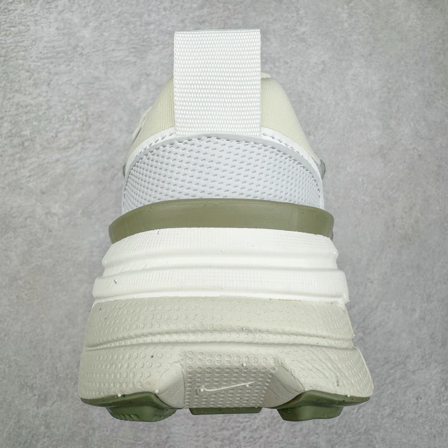 图片[8]-NK V2K Runtekk 减震防滑低帮 复古老爹鞋跑步鞋 FD0736-006 鞋款被命名为 Runtekk 设计上借鉴了 2000 年的跑鞋风格 配色上以金属银为主调 简练又有复古运动气质 材质上使用大面积网眼、皮革、TPU 组成 支撑和透气性肯定不错 中底处由 Cushlon 泡绵打造 保证在压马路时可以提供优秀脚感 并通过一手做旧氧化效果突出复古感 中底造型很容易让大家联想到巴黎世家3XL 增高效果同样不能忽视 尺码：36 36.5 37.5 38 38.5 39 40 40.5 41 42 42.5 43 44 44.5 45-选品中心