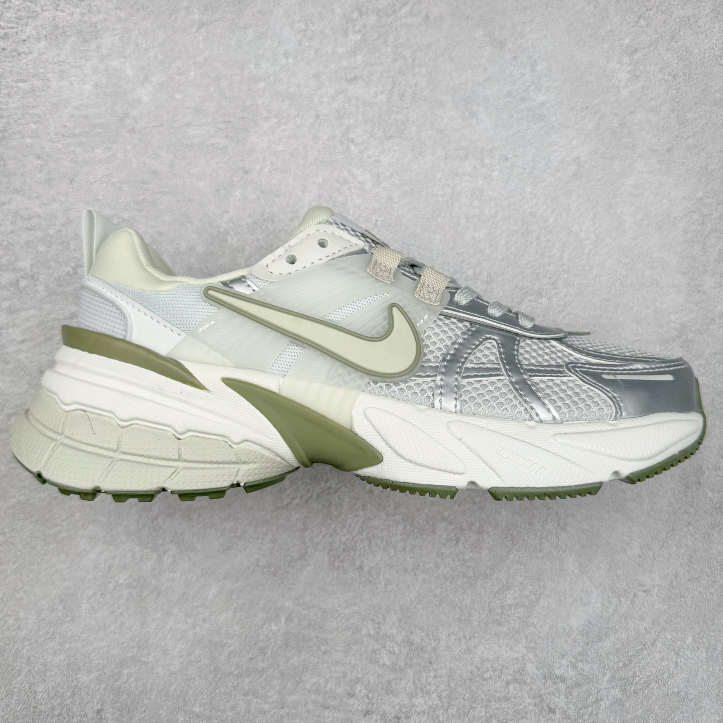 NK V2K Runtekk 减震防滑低帮 复古老爹鞋跑步鞋 FD0736-006 鞋款被命名为 Runtekk 设计上借鉴了 2000 年的跑鞋风格 配色上以金属银为主调 简练又有复古运动气质 材质上使用大面积网眼、皮革、TPU 组成 支撑和透气性肯定不错 中底处由 Cushlon 泡绵打造 保证在压马路时可以提供优秀脚感 并通过一手做旧氧化效果突出复古感 中底造型很容易让大家联想到巴黎世家3XL 增高效果同样不能忽视 尺码：36 36.5 37.5 38 38.5 39 40 40.5 41 42 42.5 43 44 44.5 45-选品中心