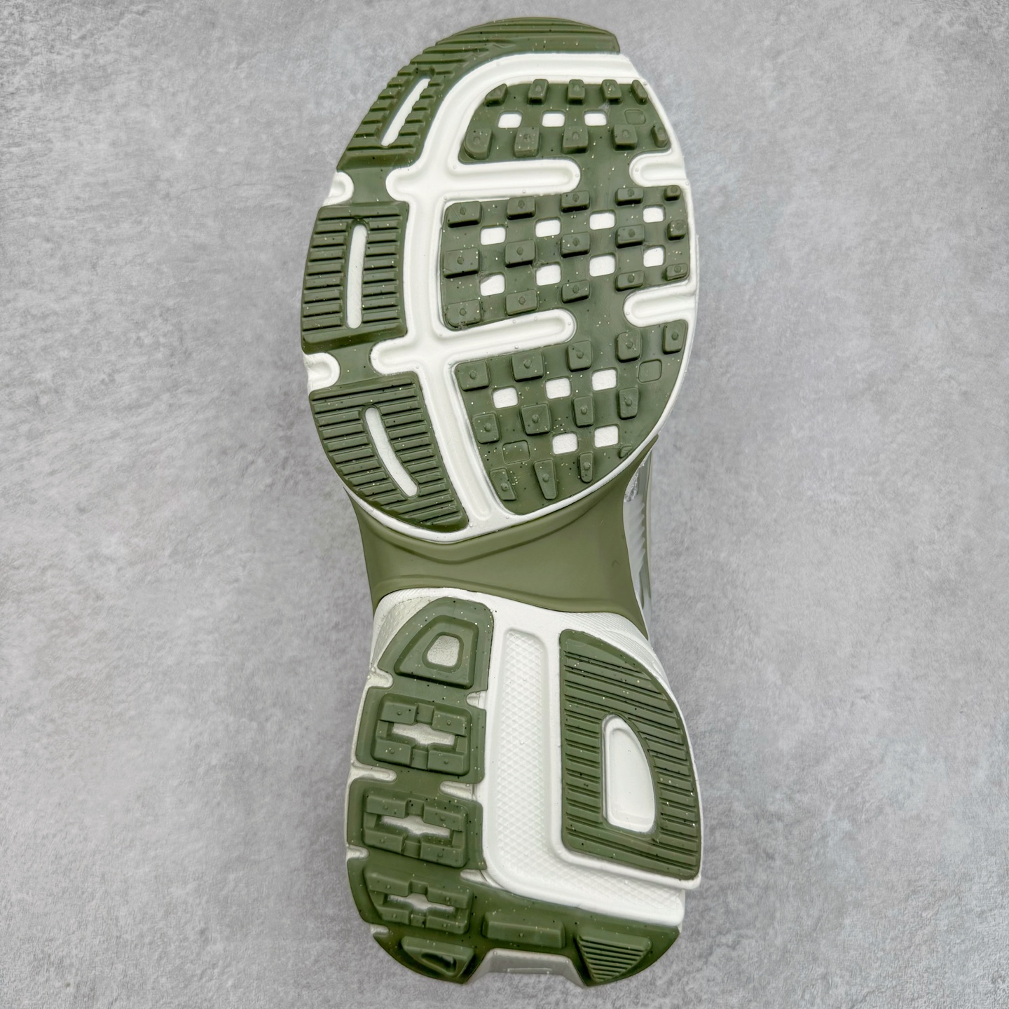 图片[9]-NK V2K Runtekk 减震防滑低帮 复古老爹鞋跑步鞋 FD0736-006 鞋款被命名为 Runtekk 设计上借鉴了 2000 年的跑鞋风格 配色上以金属银为主调 简练又有复古运动气质 材质上使用大面积网眼、皮革、TPU 组成 支撑和透气性肯定不错 中底处由 Cushlon 泡绵打造 保证在压马路时可以提供优秀脚感 并通过一手做旧氧化效果突出复古感 中底造型很容易让大家联想到巴黎世家3XL 增高效果同样不能忽视 尺码：36 36.5 37.5 38 38.5 39 40 40.5 41 42 42.5 43 44 44.5 45-选品中心