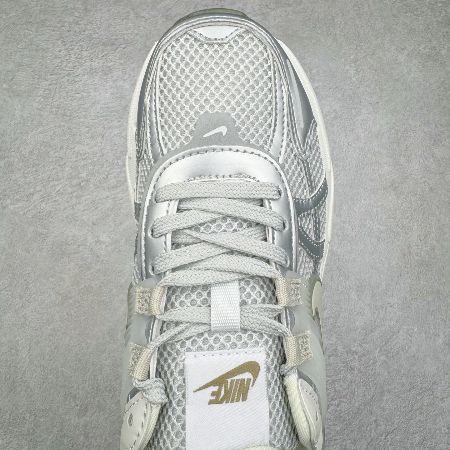 图片[4]-NK V2K Runtekk 减震防滑低帮 复古老爹鞋跑步鞋 FD0736-006 鞋款被命名为 Runtekk 设计上借鉴了 2000 年的跑鞋风格 配色上以金属银为主调 简练又有复古运动气质 材质上使用大面积网眼、皮革、TPU 组成 支撑和透气性肯定不错 中底处由 Cushlon 泡绵打造 保证在压马路时可以提供优秀脚感 并通过一手做旧氧化效果突出复古感 中底造型很容易让大家联想到巴黎世家3XL 增高效果同样不能忽视 尺码：36 36.5 37.5 38 38.5 39 40 40.5 41 42 42.5 43 44 44.5 45-选品中心