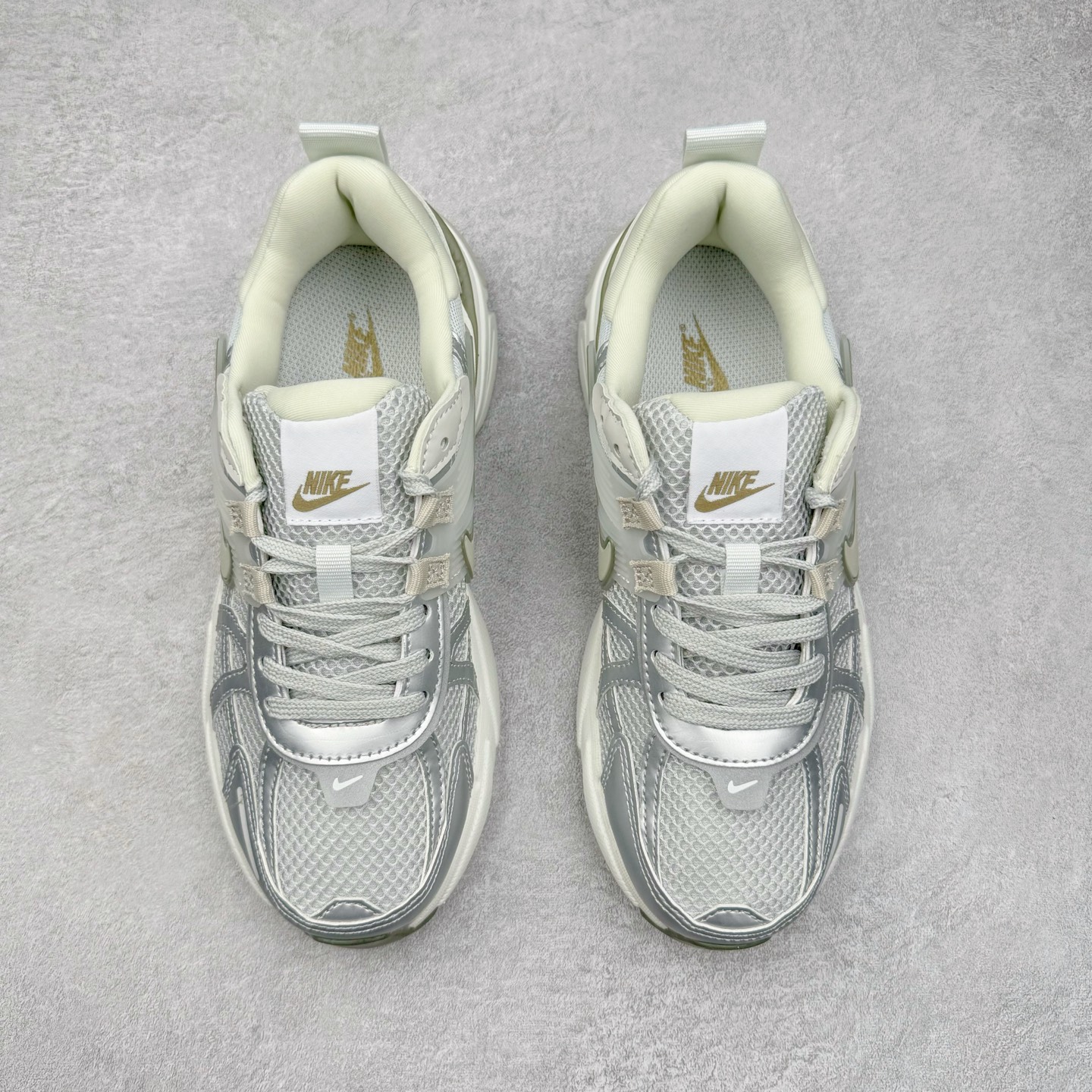 图片[2]-NK V2K Runtekk 减震防滑低帮 复古老爹鞋跑步鞋 FD0736-006 鞋款被命名为 Runtekk 设计上借鉴了 2000 年的跑鞋风格 配色上以金属银为主调 简练又有复古运动气质 材质上使用大面积网眼、皮革、TPU 组成 支撑和透气性肯定不错 中底处由 Cushlon 泡绵打造 保证在压马路时可以提供优秀脚感 并通过一手做旧氧化效果突出复古感 中底造型很容易让大家联想到巴黎世家3XL 增高效果同样不能忽视 尺码：36 36.5 37.5 38 38.5 39 40 40.5 41 42 42.5 43 44 44.5 45-选品中心