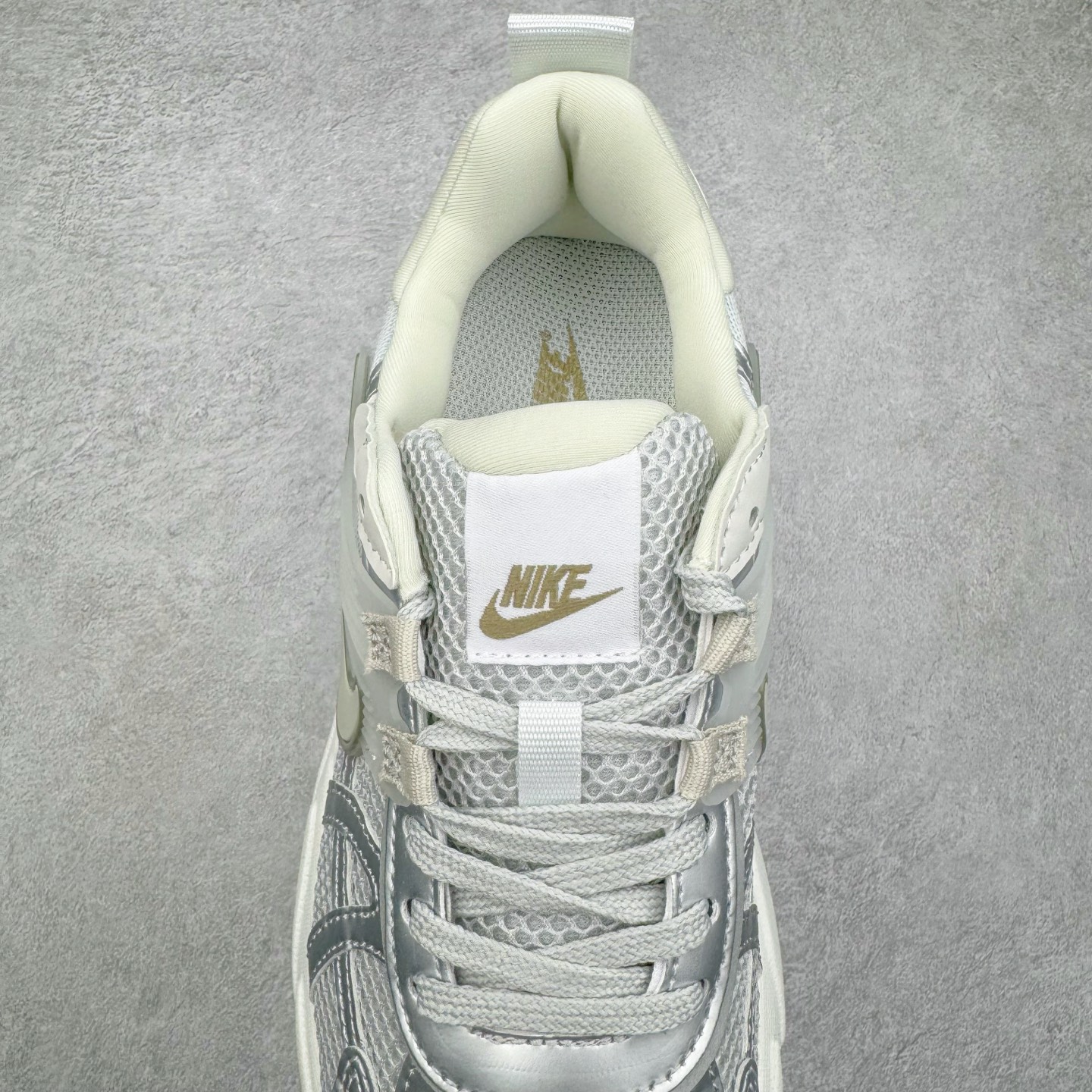 图片[5]-NK V2K Runtekk 减震防滑低帮 复古老爹鞋跑步鞋 FD0736-006 鞋款被命名为 Runtekk 设计上借鉴了 2000 年的跑鞋风格 配色上以金属银为主调 简练又有复古运动气质 材质上使用大面积网眼、皮革、TPU 组成 支撑和透气性肯定不错 中底处由 Cushlon 泡绵打造 保证在压马路时可以提供优秀脚感 并通过一手做旧氧化效果突出复古感 中底造型很容易让大家联想到巴黎世家3XL 增高效果同样不能忽视 尺码：36 36.5 37.5 38 38.5 39 40 40.5 41 42 42.5 43 44 44.5 45-选品中心