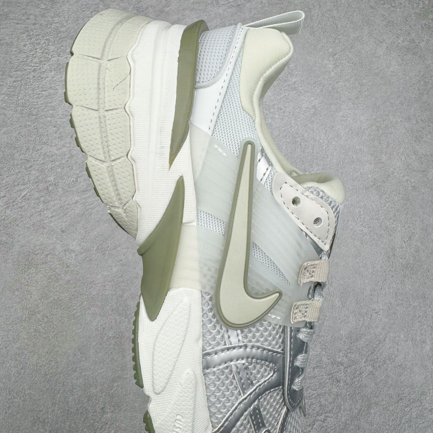 图片[7]-NK V2K Runtekk 减震防滑低帮 复古老爹鞋跑步鞋 FD0736-006 鞋款被命名为 Runtekk 设计上借鉴了 2000 年的跑鞋风格 配色上以金属银为主调 简练又有复古运动气质 材质上使用大面积网眼、皮革、TPU 组成 支撑和透气性肯定不错 中底处由 Cushlon 泡绵打造 保证在压马路时可以提供优秀脚感 并通过一手做旧氧化效果突出复古感 中底造型很容易让大家联想到巴黎世家3XL 增高效果同样不能忽视 尺码：36 36.5 37.5 38 38.5 39 40 40.5 41 42 42.5 43 44 44.5 45-选品中心