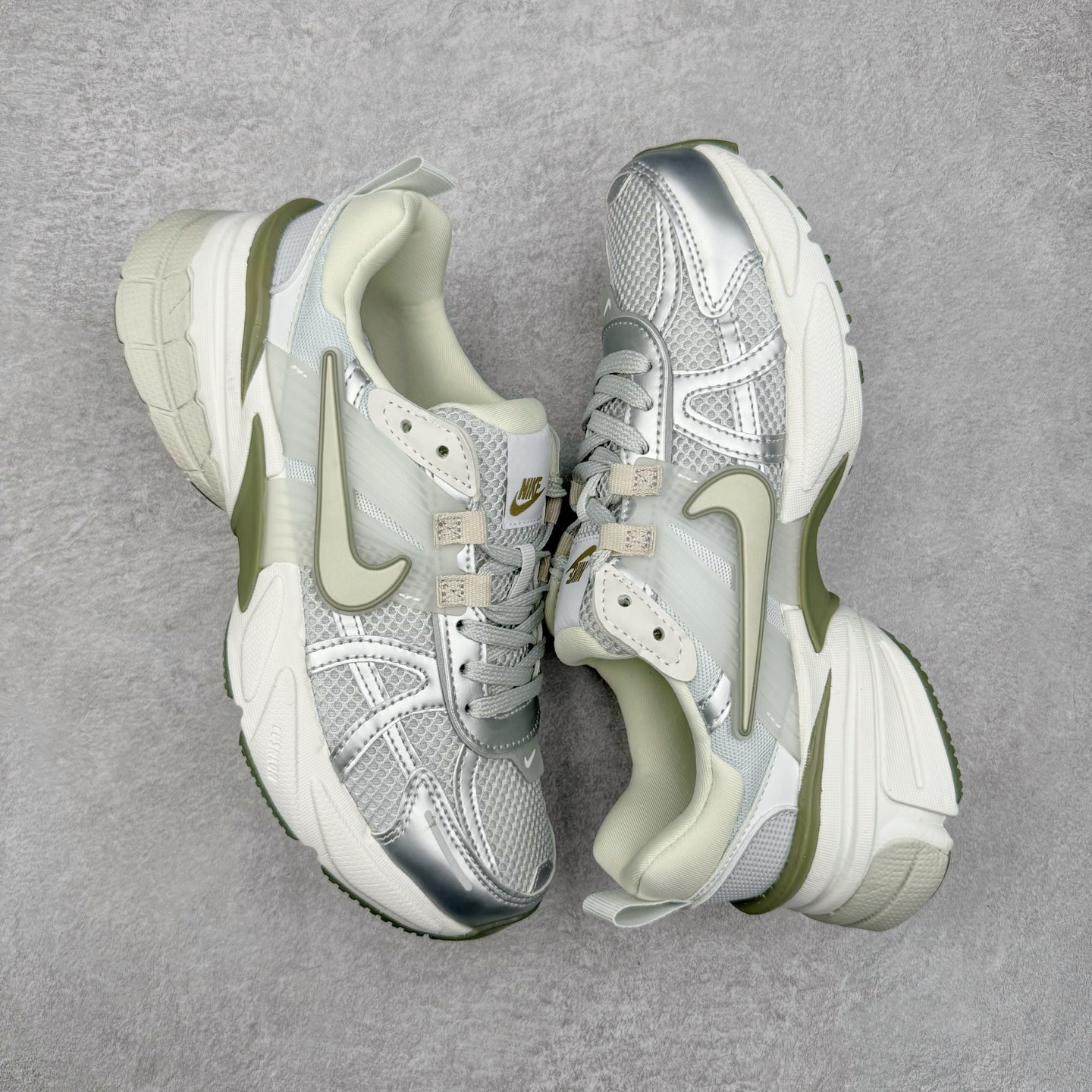 图片[3]-NK V2K Runtekk 减震防滑低帮 复古老爹鞋跑步鞋 FD0736-006 鞋款被命名为 Runtekk 设计上借鉴了 2000 年的跑鞋风格 配色上以金属银为主调 简练又有复古运动气质 材质上使用大面积网眼、皮革、TPU 组成 支撑和透气性肯定不错 中底处由 Cushlon 泡绵打造 保证在压马路时可以提供优秀脚感 并通过一手做旧氧化效果突出复古感 中底造型很容易让大家联想到巴黎世家3XL 增高效果同样不能忽视 尺码：36 36.5 37.5 38 38.5 39 40 40.5 41 42 42.5 43 44 44.5 45-选品中心