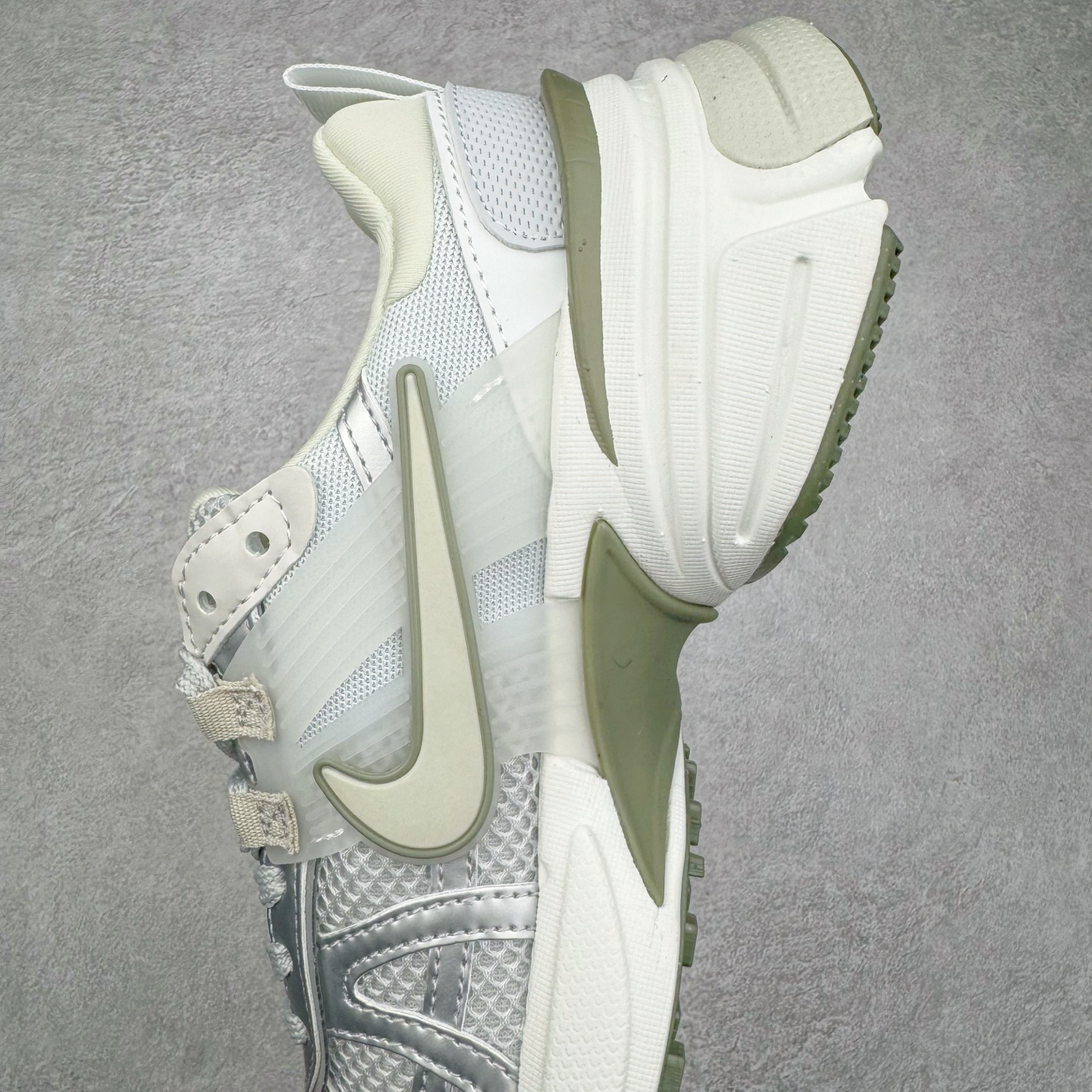 图片[6]-NK V2K Runtekk 减震防滑低帮 复古老爹鞋跑步鞋 FD0736-006 鞋款被命名为 Runtekk 设计上借鉴了 2000 年的跑鞋风格 配色上以金属银为主调 简练又有复古运动气质 材质上使用大面积网眼、皮革、TPU 组成 支撑和透气性肯定不错 中底处由 Cushlon 泡绵打造 保证在压马路时可以提供优秀脚感 并通过一手做旧氧化效果突出复古感 中底造型很容易让大家联想到巴黎世家3XL 增高效果同样不能忽视 尺码：36 36.5 37.5 38 38.5 39 40 40.5 41 42 42.5 43 44 44.5 45-选品中心