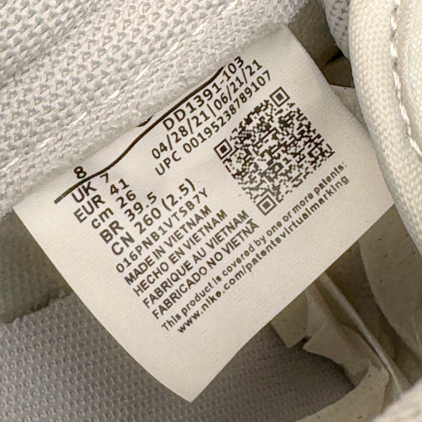 图片[11]-＃原盒版 NK Dunk Low 蛇年限定 灵蛇之珠 DD1391-103 全新支线性价比拉满 迎合行情定价 正确头层皮料 细节均购入原鞋校对开发 全套原纸板楦头加持 细节品控鞋型稳定 独家私模官方最新原厂磨具打造大底 鞋头坡度极致还原 原盒原配 玻璃冲刀 超高清洁度 全鞋零毛边皮料切割 正确中底布背胶中底布拉帮走线 尺码：36 36.5 37.5 38 38.5 39 40 40.5 41 42 42.5 43 44 44.5 45 46-选品中心