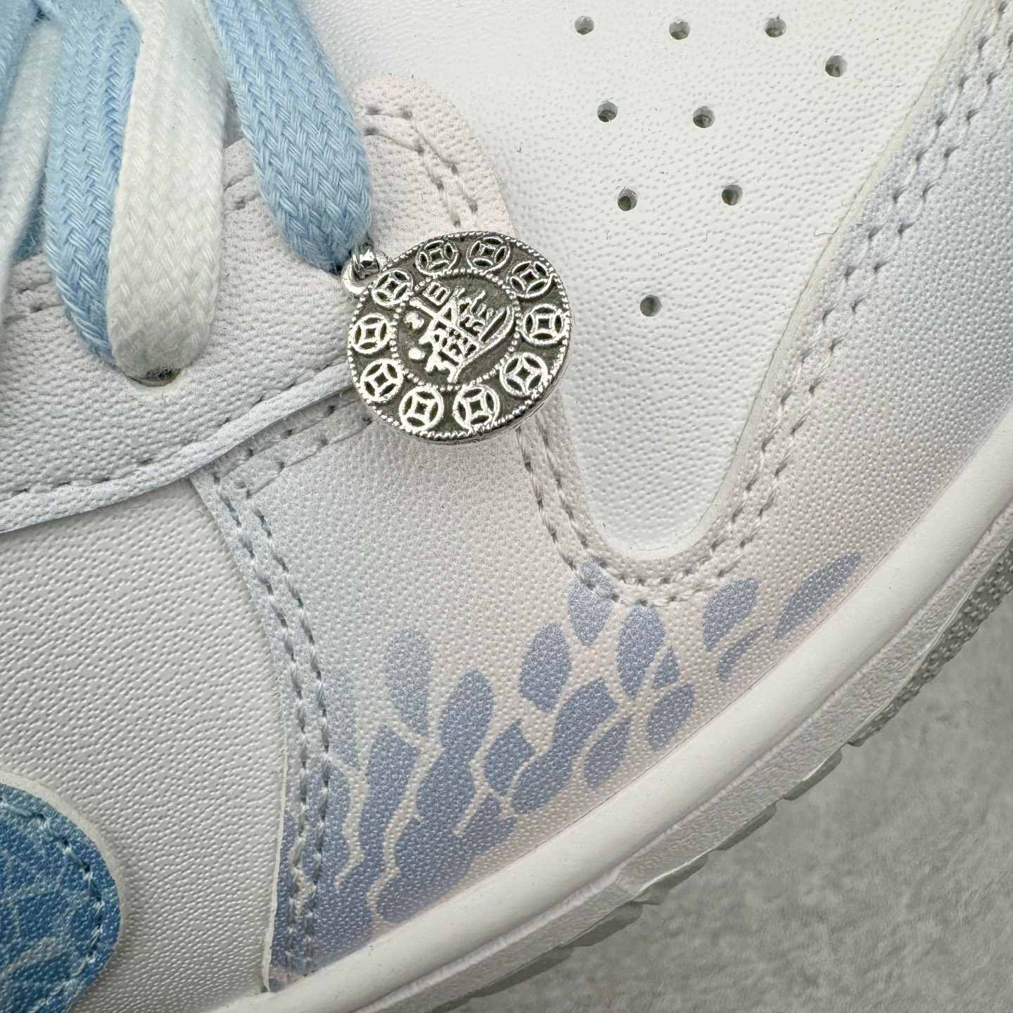 图片[16]-＃原盒版 NK Dunk Low 蛇年限定 灵蛇之珠 DD1391-103 全新支线性价比拉满 迎合行情定价 正确头层皮料 细节均购入原鞋校对开发 全套原纸板楦头加持 细节品控鞋型稳定 独家私模官方最新原厂磨具打造大底 鞋头坡度极致还原 原盒原配 玻璃冲刀 超高清洁度 全鞋零毛边皮料切割 正确中底布背胶中底布拉帮走线 尺码：36 36.5 37.5 38 38.5 39 40 40.5 41 42 42.5 43 44 44.5 45 46-选品中心