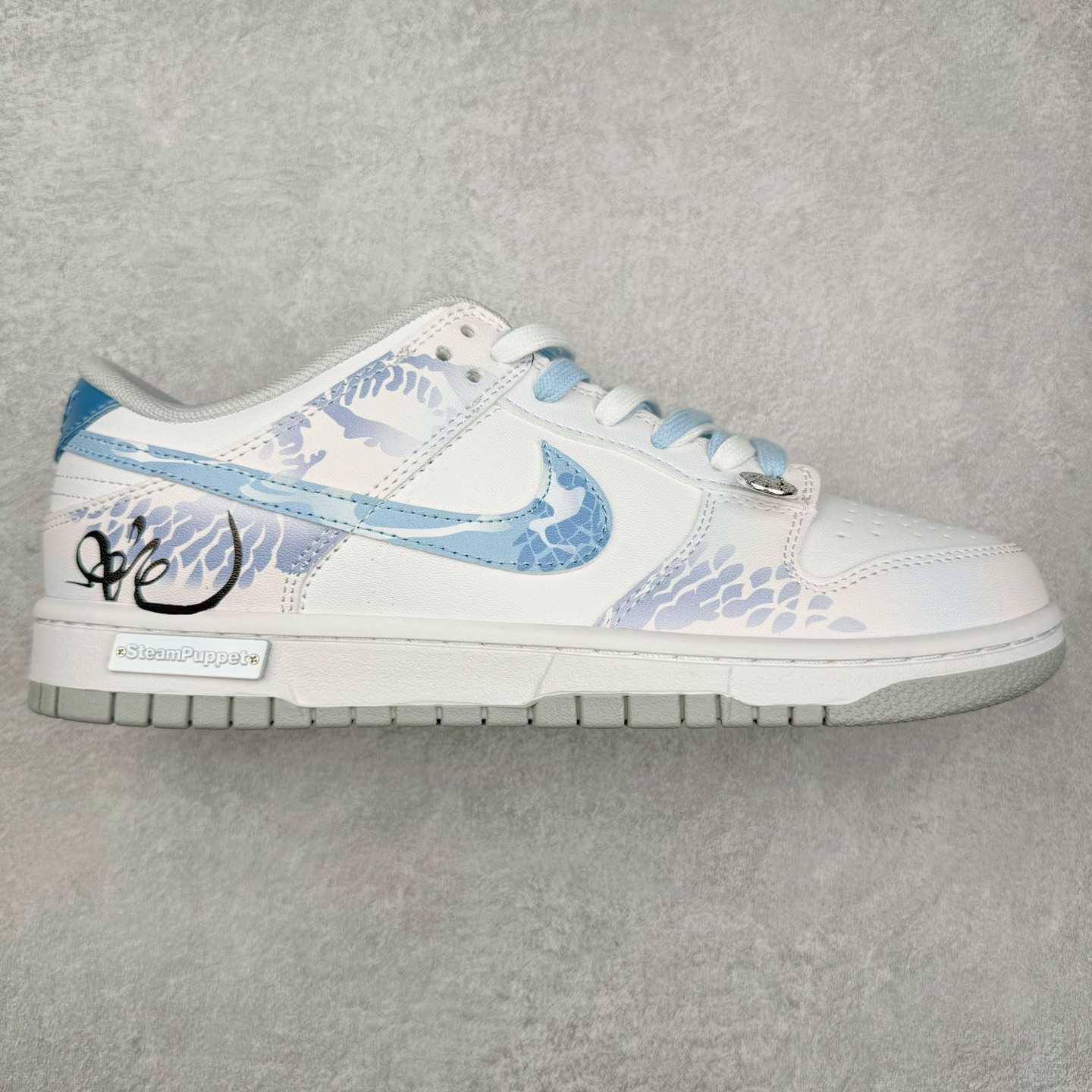 ＃原盒版 NK Dunk Low 蛇年限定 灵蛇之珠 DD1391-103 全新支线性价比拉满 迎合行情定价 正确头层皮料 细节均购入原鞋校对开发 全套原纸板楦头加持 细节品控鞋型稳定 独家私模官方最新原厂磨具打造大底 鞋头坡度极致还原 原盒原配 玻璃冲刀 超高清洁度 全鞋零毛边皮料切割 正确中底布背胶中底布拉帮走线 尺码：36 36.5 37.5 38 38.5 39 40 40.5 41 42 42.5 43 44 44.5 45 46-选品中心