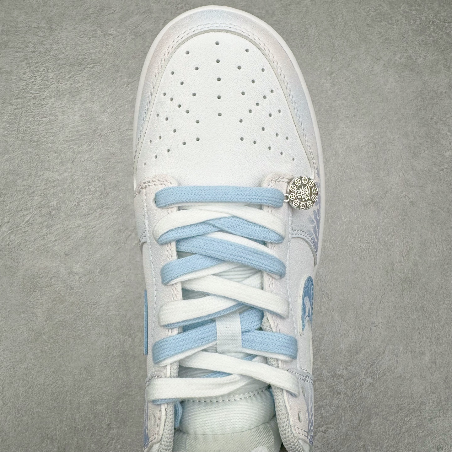 图片[4]-＃原盒版 NK Dunk Low 蛇年限定 灵蛇之珠 DD1391-103 全新支线性价比拉满 迎合行情定价 正确头层皮料 细节均购入原鞋校对开发 全套原纸板楦头加持 细节品控鞋型稳定 独家私模官方最新原厂磨具打造大底 鞋头坡度极致还原 原盒原配 玻璃冲刀 超高清洁度 全鞋零毛边皮料切割 正确中底布背胶中底布拉帮走线 尺码：36 36.5 37.5 38 38.5 39 40 40.5 41 42 42.5 43 44 44.5 45 46-选品中心