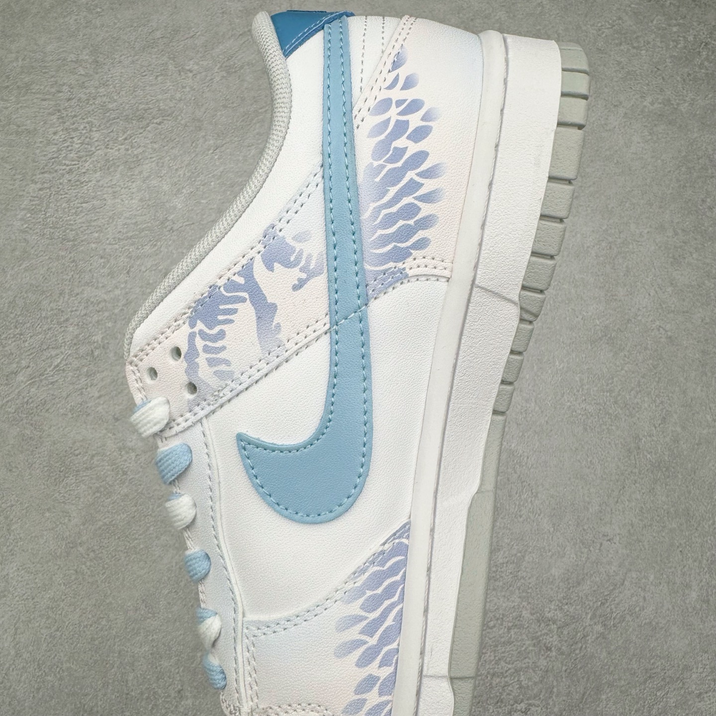 图片[7]-＃原盒版 NK Dunk Low 蛇年限定 灵蛇之珠 DD1391-103 全新支线性价比拉满 迎合行情定价 正确头层皮料 细节均购入原鞋校对开发 全套原纸板楦头加持 细节品控鞋型稳定 独家私模官方最新原厂磨具打造大底 鞋头坡度极致还原 原盒原配 玻璃冲刀 超高清洁度 全鞋零毛边皮料切割 正确中底布背胶中底布拉帮走线 尺码：36 36.5 37.5 38 38.5 39 40 40.5 41 42 42.5 43 44 44.5 45 46-选品中心