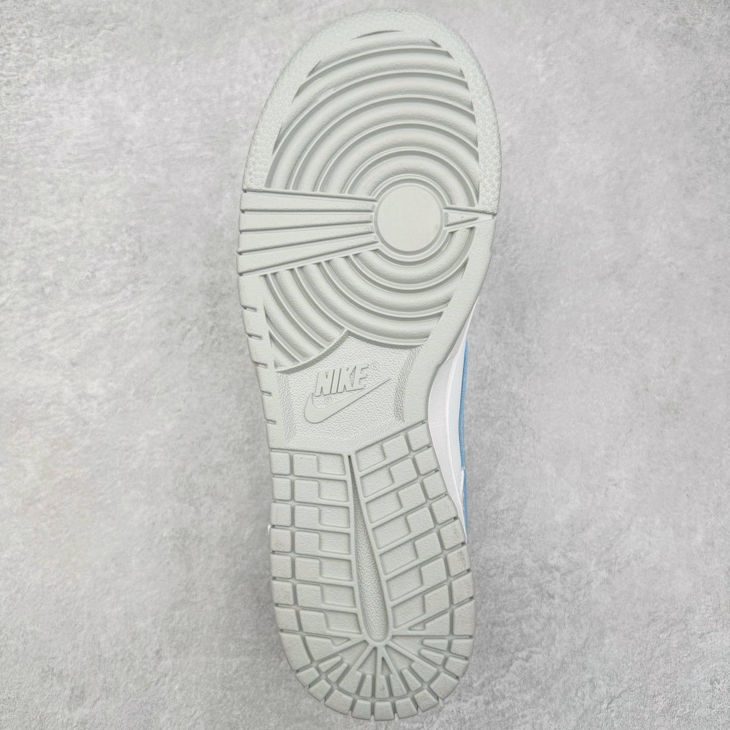 图片[9]-＃原盒版 NK Dunk Low 蛇年限定 灵蛇之珠 DD1391-103 全新支线性价比拉满 迎合行情定价 正确头层皮料 细节均购入原鞋校对开发 全套原纸板楦头加持 细节品控鞋型稳定 独家私模官方最新原厂磨具打造大底 鞋头坡度极致还原 原盒原配 玻璃冲刀 超高清洁度 全鞋零毛边皮料切割 正确中底布背胶中底布拉帮走线 尺码：36 36.5 37.5 38 38.5 39 40 40.5 41 42 42.5 43 44 44.5 45 46-选品中心