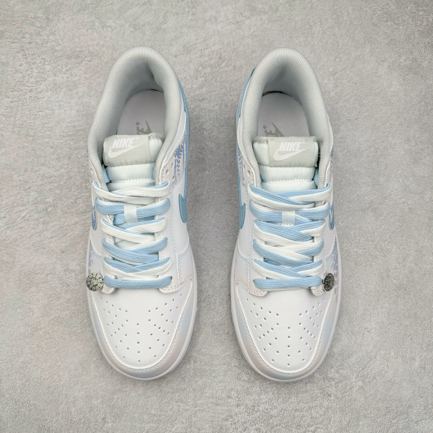 图片[2]-＃原盒版 NK Dunk Low 蛇年限定 灵蛇之珠 DD1391-103 全新支线性价比拉满 迎合行情定价 正确头层皮料 细节均购入原鞋校对开发 全套原纸板楦头加持 细节品控鞋型稳定 独家私模官方最新原厂磨具打造大底 鞋头坡度极致还原 原盒原配 玻璃冲刀 超高清洁度 全鞋零毛边皮料切割 正确中底布背胶中底布拉帮走线 尺码：36 36.5 37.5 38 38.5 39 40 40.5 41 42 42.5 43 44 44.5 45 46-选品中心