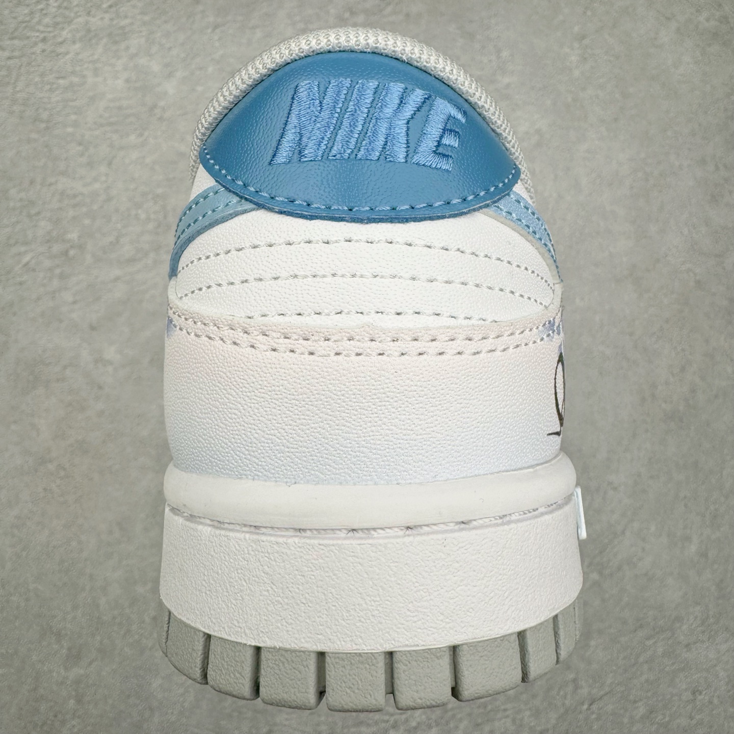 图片[8]-＃原盒版 NK Dunk Low 蛇年限定 灵蛇之珠 DD1391-103 全新支线性价比拉满 迎合行情定价 正确头层皮料 细节均购入原鞋校对开发 全套原纸板楦头加持 细节品控鞋型稳定 独家私模官方最新原厂磨具打造大底 鞋头坡度极致还原 原盒原配 玻璃冲刀 超高清洁度 全鞋零毛边皮料切割 正确中底布背胶中底布拉帮走线 尺码：36 36.5 37.5 38 38.5 39 40 40.5 41 42 42.5 43 44 44.5 45 46-选品中心