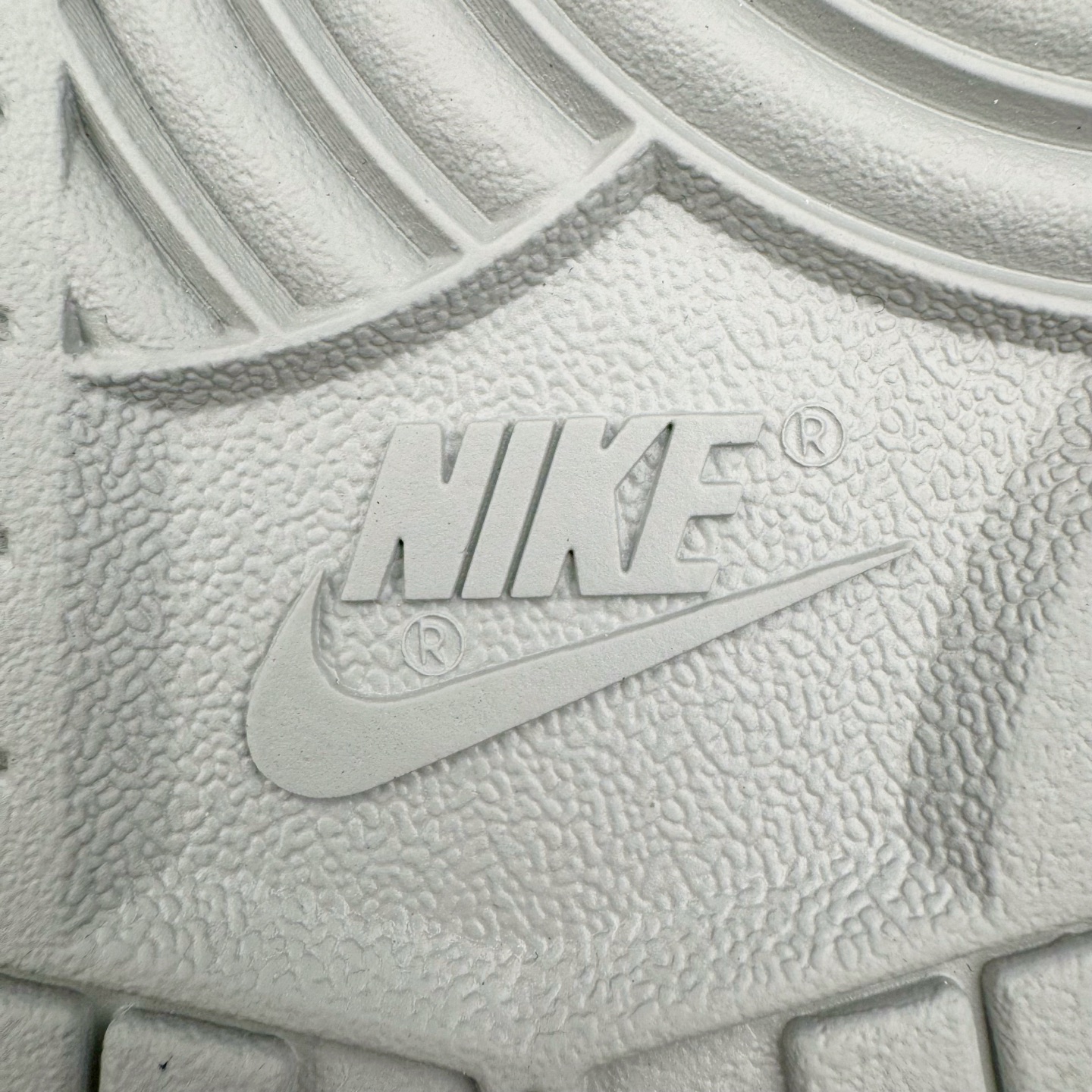 图片[19]-＃原盒版 NK Dunk Low 蛇年限定 灵蛇之珠 DD1391-103 全新支线性价比拉满 迎合行情定价 正确头层皮料 细节均购入原鞋校对开发 全套原纸板楦头加持 细节品控鞋型稳定 独家私模官方最新原厂磨具打造大底 鞋头坡度极致还原 原盒原配 玻璃冲刀 超高清洁度 全鞋零毛边皮料切割 正确中底布背胶中底布拉帮走线 尺码：36 36.5 37.5 38 38.5 39 40 40.5 41 42 42.5 43 44 44.5 45 46-选品中心