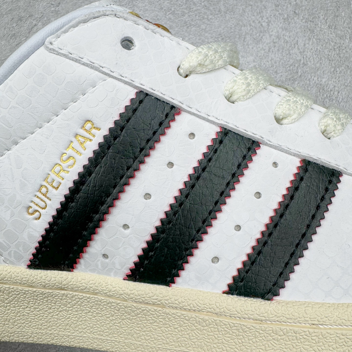 图片[14]-AD Originals Superstar 经典复古贝壳头板鞋 CNY中国年 蛇年限定 白红 JR8036 诞生于1969年 是第一双将全皮面鞋 身与橡胶鞋头结合在一起的低帮篮球鞋 Superstar最开始 是作为高帮篮球鞋Pro Model的低帮版本而出现的 但因为其独特和醒目的橡胶鞋头造型而让大家熟知 被大家形象地称为\\\”shelltoe\\\”贝壳头 在70年代的美国职业篮球场上 接近3/4的NBA球员都将这双Superstar作为场上用鞋 80年代之后 经过不断的改良和发展 Superstar逐渐成为横跨时装、音乐、街头文化、休闲和运动等各大领域的时尚潮鞋 尺码：36 36.5 37 38 38.5 39 40 40.5 41 42 42.5 43 44 44.5 45-选品中心