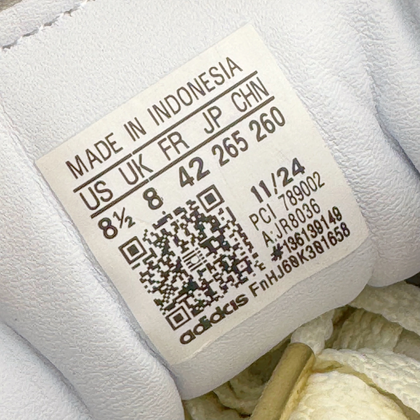 图片[20]-AD Originals Superstar 经典复古贝壳头板鞋 CNY中国年 蛇年限定 白红 JR8036 诞生于1969年 是第一双将全皮面鞋 身与橡胶鞋头结合在一起的低帮篮球鞋 Superstar最开始 是作为高帮篮球鞋Pro Model的低帮版本而出现的 但因为其独特和醒目的橡胶鞋头造型而让大家熟知 被大家形象地称为\\\”shelltoe\\\”贝壳头 在70年代的美国职业篮球场上 接近3/4的NBA球员都将这双Superstar作为场上用鞋 80年代之后 经过不断的改良和发展 Superstar逐渐成为横跨时装、音乐、街头文化、休闲和运动等各大领域的时尚潮鞋 尺码：36 36.5 37 38 38.5 39 40 40.5 41 42 42.5 43 44 44.5 45-选品中心