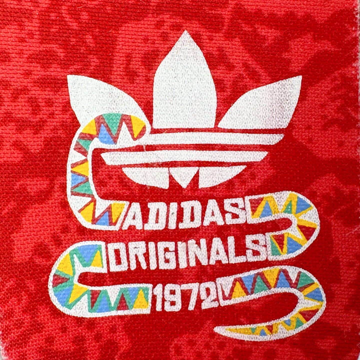 图片[19]-AD Originals Superstar 经典复古贝壳头板鞋 CNY中国年 蛇年限定 白红 JR8036 诞生于1969年 是第一双将全皮面鞋 身与橡胶鞋头结合在一起的低帮篮球鞋 Superstar最开始 是作为高帮篮球鞋Pro Model的低帮版本而出现的 但因为其独特和醒目的橡胶鞋头造型而让大家熟知 被大家形象地称为\\\”shelltoe\\\”贝壳头 在70年代的美国职业篮球场上 接近3/4的NBA球员都将这双Superstar作为场上用鞋 80年代之后 经过不断的改良和发展 Superstar逐渐成为横跨时装、音乐、街头文化、休闲和运动等各大领域的时尚潮鞋 尺码：36 36.5 37 38 38.5 39 40 40.5 41 42 42.5 43 44 44.5 45-选品中心