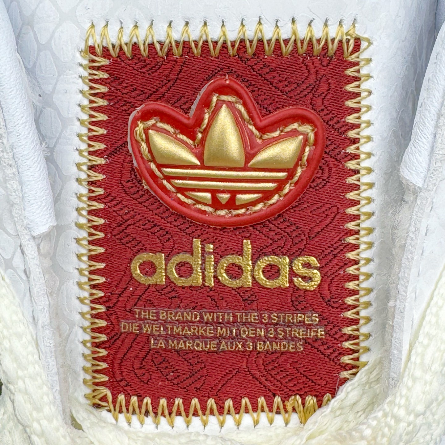 图片[16]-AD Originals Superstar 经典复古贝壳头板鞋 CNY中国年 蛇年限定 白红 JR8036 诞生于1969年 是第一双将全皮面鞋 身与橡胶鞋头结合在一起的低帮篮球鞋 Superstar最开始 是作为高帮篮球鞋Pro Model的低帮版本而出现的 但因为其独特和醒目的橡胶鞋头造型而让大家熟知 被大家形象地称为\\\”shelltoe\\\”贝壳头 在70年代的美国职业篮球场上 接近3/4的NBA球员都将这双Superstar作为场上用鞋 80年代之后 经过不断的改良和发展 Superstar逐渐成为横跨时装、音乐、街头文化、休闲和运动等各大领域的时尚潮鞋 尺码：36 36.5 37 38 38.5 39 40 40.5 41 42 42.5 43 44 44.5 45-选品中心