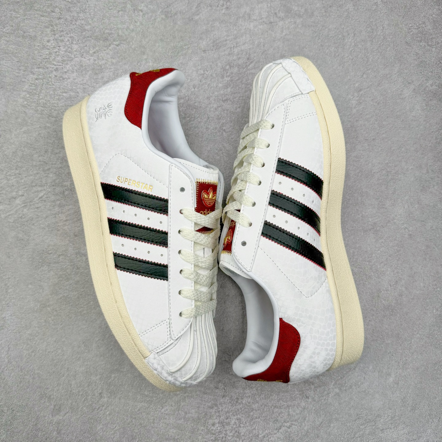 图片[3]-AD Originals Superstar 经典复古贝壳头板鞋 CNY中国年 蛇年限定 白红 JR8036 诞生于1969年 是第一双将全皮面鞋 身与橡胶鞋头结合在一起的低帮篮球鞋 Superstar最开始 是作为高帮篮球鞋Pro Model的低帮版本而出现的 但因为其独特和醒目的橡胶鞋头造型而让大家熟知 被大家形象地称为\\\”shelltoe\\\”贝壳头 在70年代的美国职业篮球场上 接近3/4的NBA球员都将这双Superstar作为场上用鞋 80年代之后 经过不断的改良和发展 Superstar逐渐成为横跨时装、音乐、街头文化、休闲和运动等各大领域的时尚潮鞋 尺码：36 36.5 37 38 38.5 39 40 40.5 41 42 42.5 43 44 44.5 45-选品中心