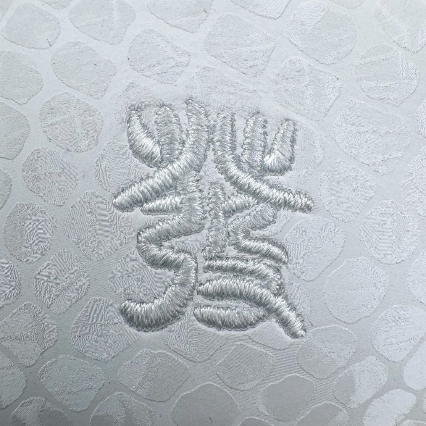 图片[15]-AD Originals Superstar 经典复古贝壳头板鞋 CNY中国年 蛇年限定 白红 JR8036 诞生于1969年 是第一双将全皮面鞋 身与橡胶鞋头结合在一起的低帮篮球鞋 Superstar最开始 是作为高帮篮球鞋Pro Model的低帮版本而出现的 但因为其独特和醒目的橡胶鞋头造型而让大家熟知 被大家形象地称为\\\”shelltoe\\\”贝壳头 在70年代的美国职业篮球场上 接近3/4的NBA球员都将这双Superstar作为场上用鞋 80年代之后 经过不断的改良和发展 Superstar逐渐成为横跨时装、音乐、街头文化、休闲和运动等各大领域的时尚潮鞋 尺码：36 36.5 37 38 38.5 39 40 40.5 41 42 42.5 43 44 44.5 45-选品中心