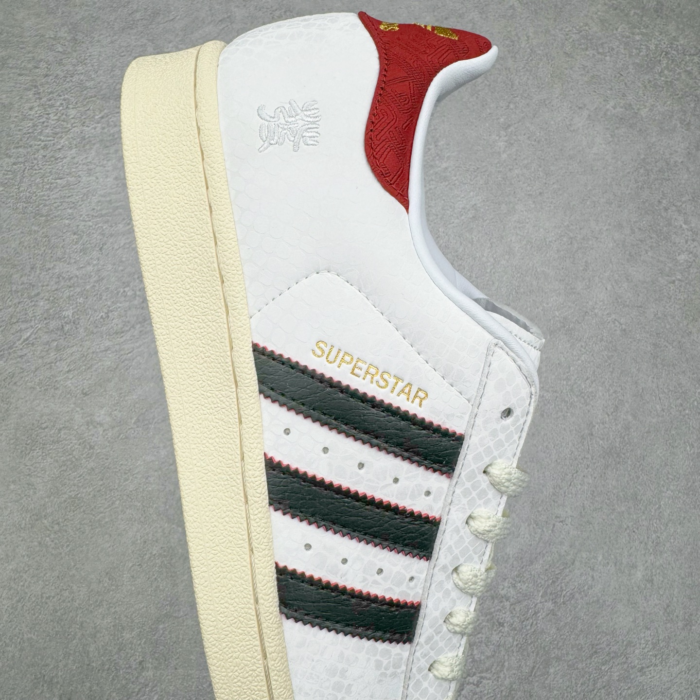 图片[6]-AD Originals Superstar 经典复古贝壳头板鞋 CNY中国年 蛇年限定 白红 JR8036 诞生于1969年 是第一双将全皮面鞋 身与橡胶鞋头结合在一起的低帮篮球鞋 Superstar最开始 是作为高帮篮球鞋Pro Model的低帮版本而出现的 但因为其独特和醒目的橡胶鞋头造型而让大家熟知 被大家形象地称为\\\”shelltoe\\\”贝壳头 在70年代的美国职业篮球场上 接近3/4的NBA球员都将这双Superstar作为场上用鞋 80年代之后 经过不断的改良和发展 Superstar逐渐成为横跨时装、音乐、街头文化、休闲和运动等各大领域的时尚潮鞋 尺码：36 36.5 37 38 38.5 39 40 40.5 41 42 42.5 43 44 44.5 45-选品中心