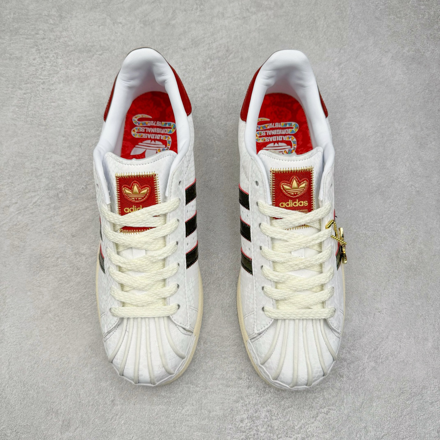 图片[2]-AD Originals Superstar 经典复古贝壳头板鞋 CNY中国年 蛇年限定 白红 JR8036 诞生于1969年 是第一双将全皮面鞋 身与橡胶鞋头结合在一起的低帮篮球鞋 Superstar最开始 是作为高帮篮球鞋Pro Model的低帮版本而出现的 但因为其独特和醒目的橡胶鞋头造型而让大家熟知 被大家形象地称为\\\”shelltoe\\\”贝壳头 在70年代的美国职业篮球场上 接近3/4的NBA球员都将这双Superstar作为场上用鞋 80年代之后 经过不断的改良和发展 Superstar逐渐成为横跨时装、音乐、街头文化、休闲和运动等各大领域的时尚潮鞋 尺码：36 36.5 37 38 38.5 39 40 40.5 41 42 42.5 43 44 44.5 45-选品中心