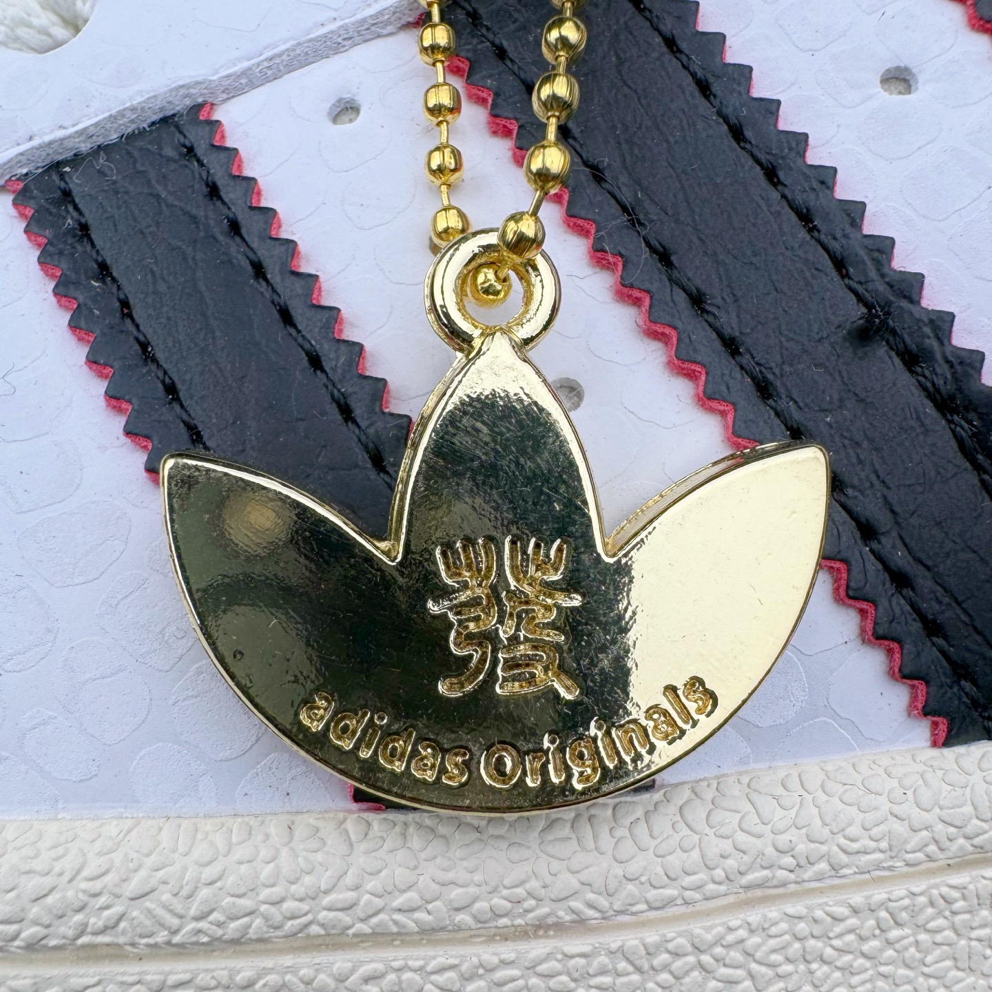 图片[10]-AD Originals Superstar 经典复古贝壳头板鞋 CNY中国年 蛇年限定 白红 JR8036 诞生于1969年 是第一双将全皮面鞋 身与橡胶鞋头结合在一起的低帮篮球鞋 Superstar最开始 是作为高帮篮球鞋Pro Model的低帮版本而出现的 但因为其独特和醒目的橡胶鞋头造型而让大家熟知 被大家形象地称为\\\”shelltoe\\\”贝壳头 在70年代的美国职业篮球场上 接近3/4的NBA球员都将这双Superstar作为场上用鞋 80年代之后 经过不断的改良和发展 Superstar逐渐成为横跨时装、音乐、街头文化、休闲和运动等各大领域的时尚潮鞋 尺码：36 36.5 37 38 38.5 39 40 40.5 41 42 42.5 43 44 44.5 45-选品中心