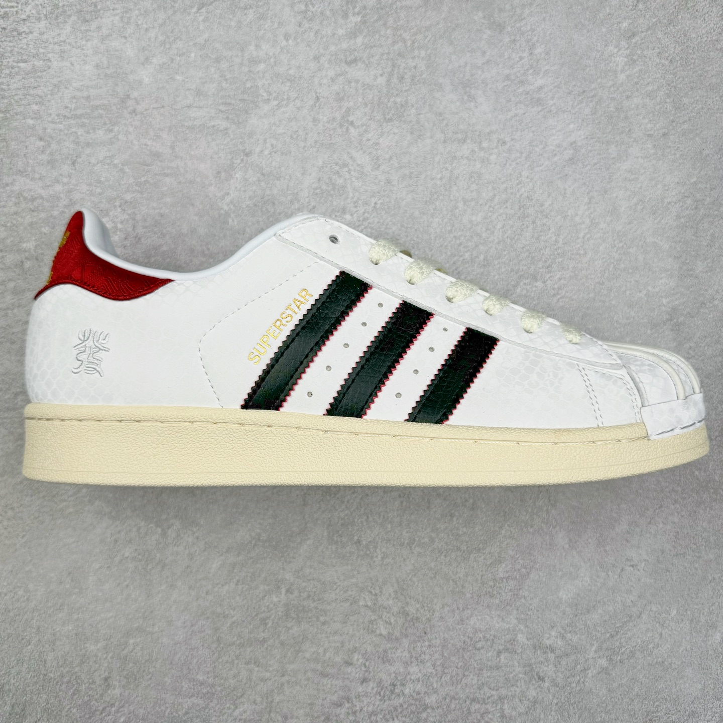 AD Originals Superstar 经典复古贝壳头板鞋 CNY中国年 蛇年限定 白红 JR8036 诞生于1969年 是第一双将全皮面鞋 身与橡胶鞋头结合在一起的低帮篮球鞋 Superstar最开始 是作为高帮篮球鞋Pro Model的低帮版本而出现的 但因为其独特和醒目的橡胶鞋头造型而让大家熟知 被大家形象地称为\\\”shelltoe\\\”贝壳头 在70年代的美国职业篮球场上 接近3/4的NBA球员都将这双Superstar作为场上用鞋 80年代之后 经过不断的改良和发展 Superstar逐渐成为横跨时装、音乐、街头文化、休闲和运动等各大领域的时尚潮鞋 尺码：36 36.5 37 38 38.5 39 40 40.5 41 42 42.5 43 44 44.5 45-选品中心