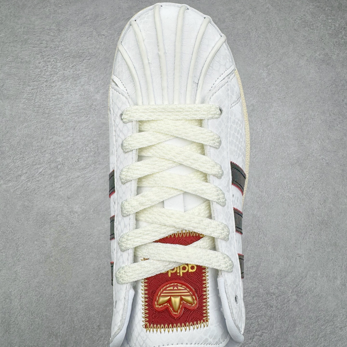 图片[4]-AD Originals Superstar 经典复古贝壳头板鞋 CNY中国年 蛇年限定 白红 JR8036 诞生于1969年 是第一双将全皮面鞋 身与橡胶鞋头结合在一起的低帮篮球鞋 Superstar最开始 是作为高帮篮球鞋Pro Model的低帮版本而出现的 但因为其独特和醒目的橡胶鞋头造型而让大家熟知 被大家形象地称为\\\”shelltoe\\\”贝壳头 在70年代的美国职业篮球场上 接近3/4的NBA球员都将这双Superstar作为场上用鞋 80年代之后 经过不断的改良和发展 Superstar逐渐成为横跨时装、音乐、街头文化、休闲和运动等各大领域的时尚潮鞋 尺码：36 36.5 37 38 38.5 39 40 40.5 41 42 42.5 43 44 44.5 45-选品中心