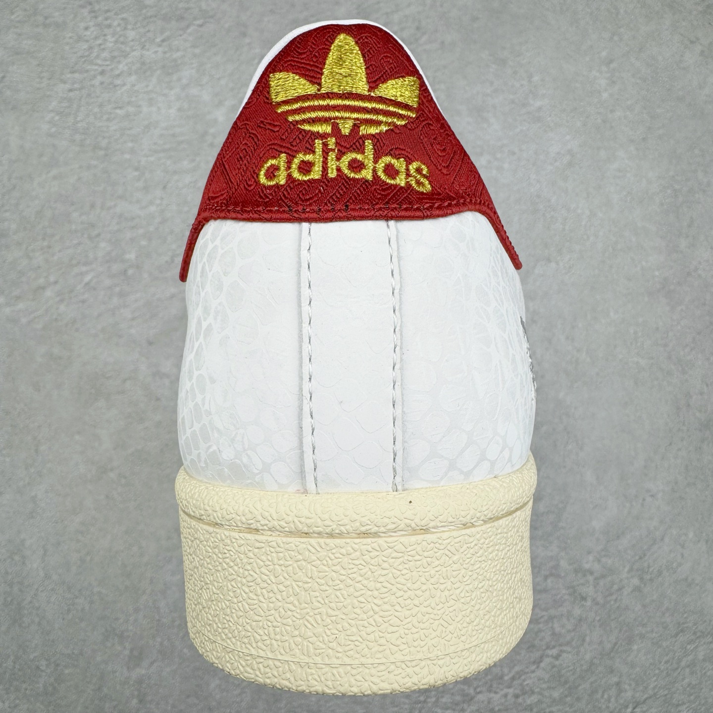 图片[8]-AD Originals Superstar 经典复古贝壳头板鞋 CNY中国年 蛇年限定 白红 JR8036 诞生于1969年 是第一双将全皮面鞋 身与橡胶鞋头结合在一起的低帮篮球鞋 Superstar最开始 是作为高帮篮球鞋Pro Model的低帮版本而出现的 但因为其独特和醒目的橡胶鞋头造型而让大家熟知 被大家形象地称为\\\”shelltoe\\\”贝壳头 在70年代的美国职业篮球场上 接近3/4的NBA球员都将这双Superstar作为场上用鞋 80年代之后 经过不断的改良和发展 Superstar逐渐成为横跨时装、音乐、街头文化、休闲和运动等各大领域的时尚潮鞋 尺码：36 36.5 37 38 38.5 39 40 40.5 41 42 42.5 43 44 44.5 45-选品中心