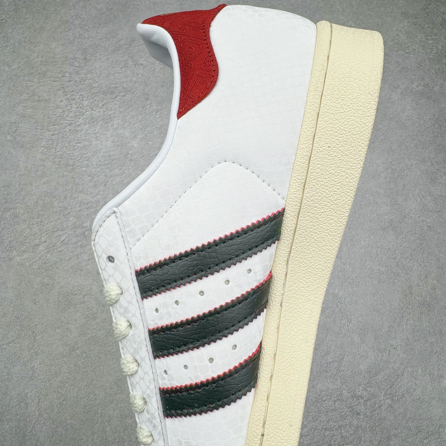 图片[7]-AD Originals Superstar 经典复古贝壳头板鞋 CNY中国年 蛇年限定 白红 JR8036 诞生于1969年 是第一双将全皮面鞋 身与橡胶鞋头结合在一起的低帮篮球鞋 Superstar最开始 是作为高帮篮球鞋Pro Model的低帮版本而出现的 但因为其独特和醒目的橡胶鞋头造型而让大家熟知 被大家形象地称为\\\”shelltoe\\\”贝壳头 在70年代的美国职业篮球场上 接近3/4的NBA球员都将这双Superstar作为场上用鞋 80年代之后 经过不断的改良和发展 Superstar逐渐成为横跨时装、音乐、街头文化、休闲和运动等各大领域的时尚潮鞋 尺码：36 36.5 37 38 38.5 39 40 40.5 41 42 42.5 43 44 44.5 45-选品中心